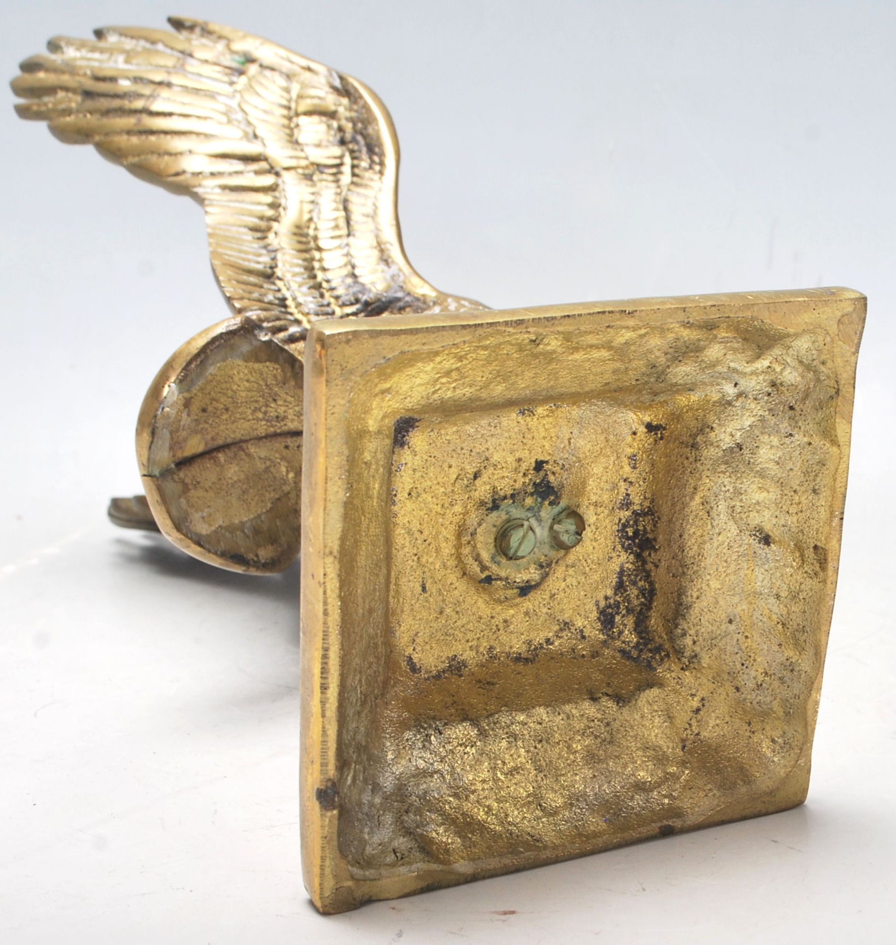 A 20th Century cast brass decorative ornament in the form of an eagle having spread wings raised - Bild 7 aus 8