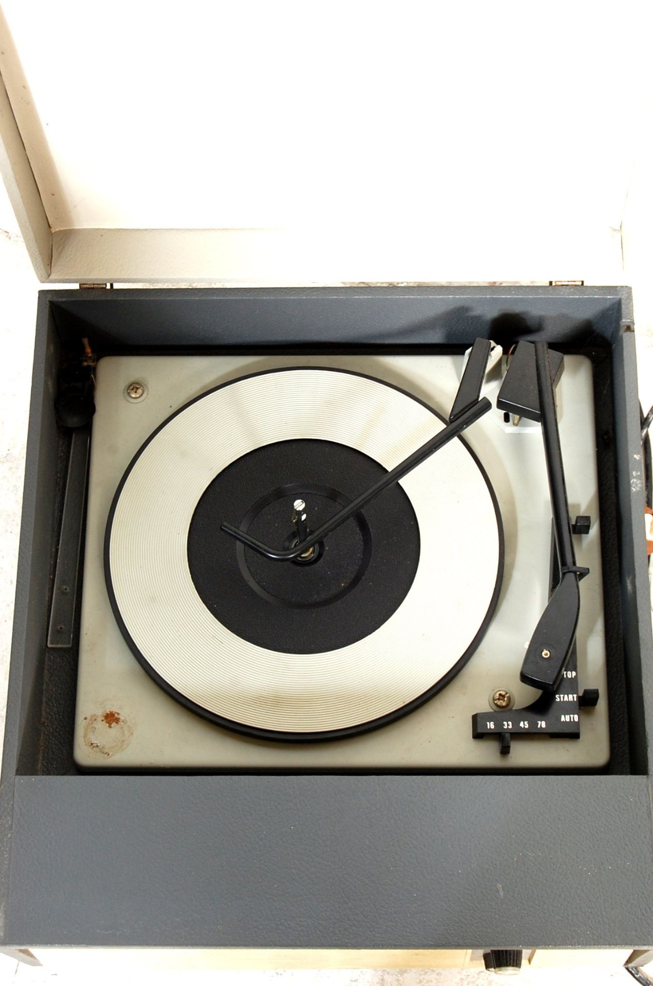 A collection of three retro vintage 1950s record players / turntables to include a Dansette - Bild 2 aus 5