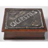 An Arts and Crafts early 20th Century wooden cigarette box / case having a hinged lid with a