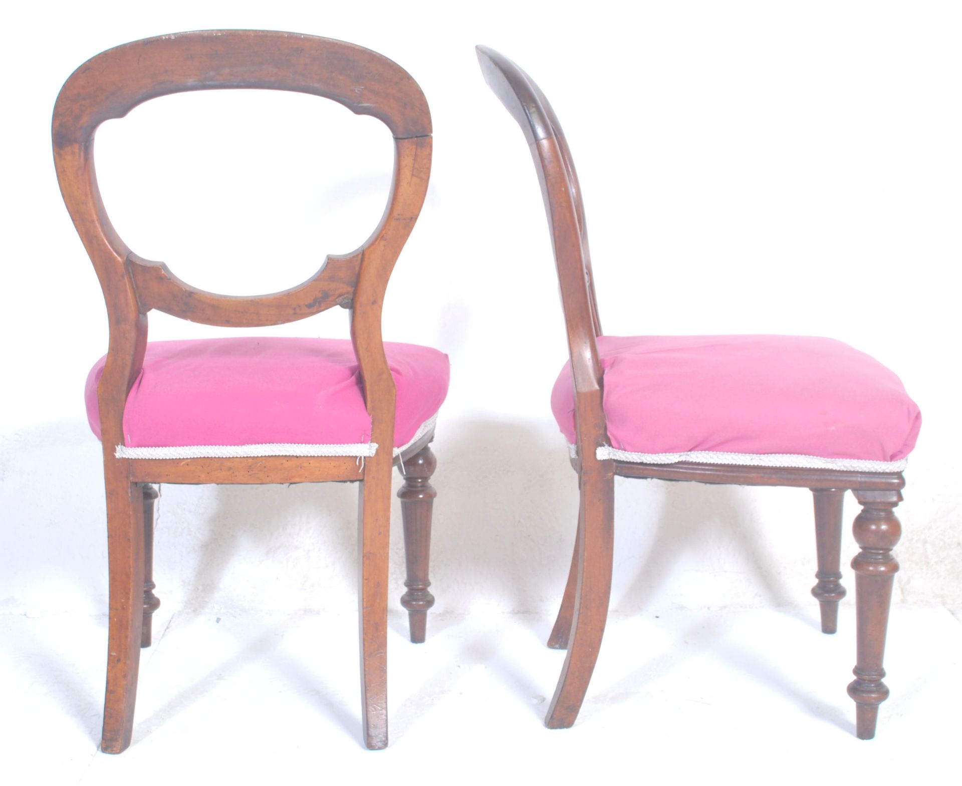 A set of three Victorian 19th century mahogany balloon back dining chairs having scroll carved back, - Bild 3 aus 3