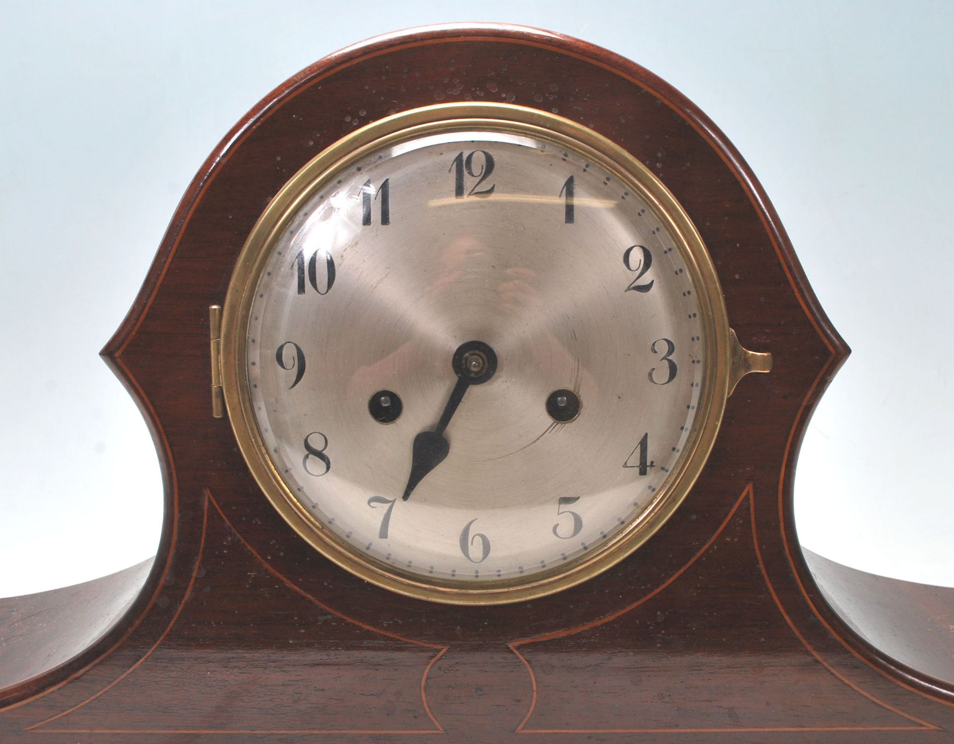 An early 20th Century Edwardian mahogany napoleon's hat mantel clock having inlaid borders with a - Bild 5 aus 7