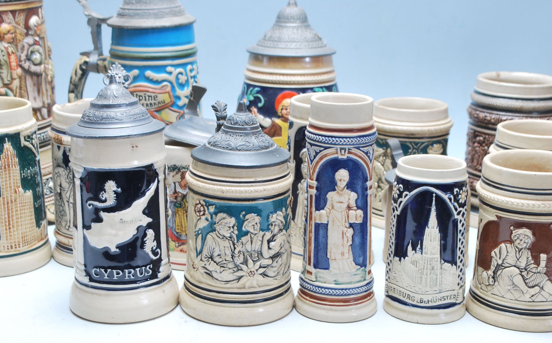 A large collection of German blue and grey stoneware jugs and beer steins, some having pewter - Bild 4 aus 11