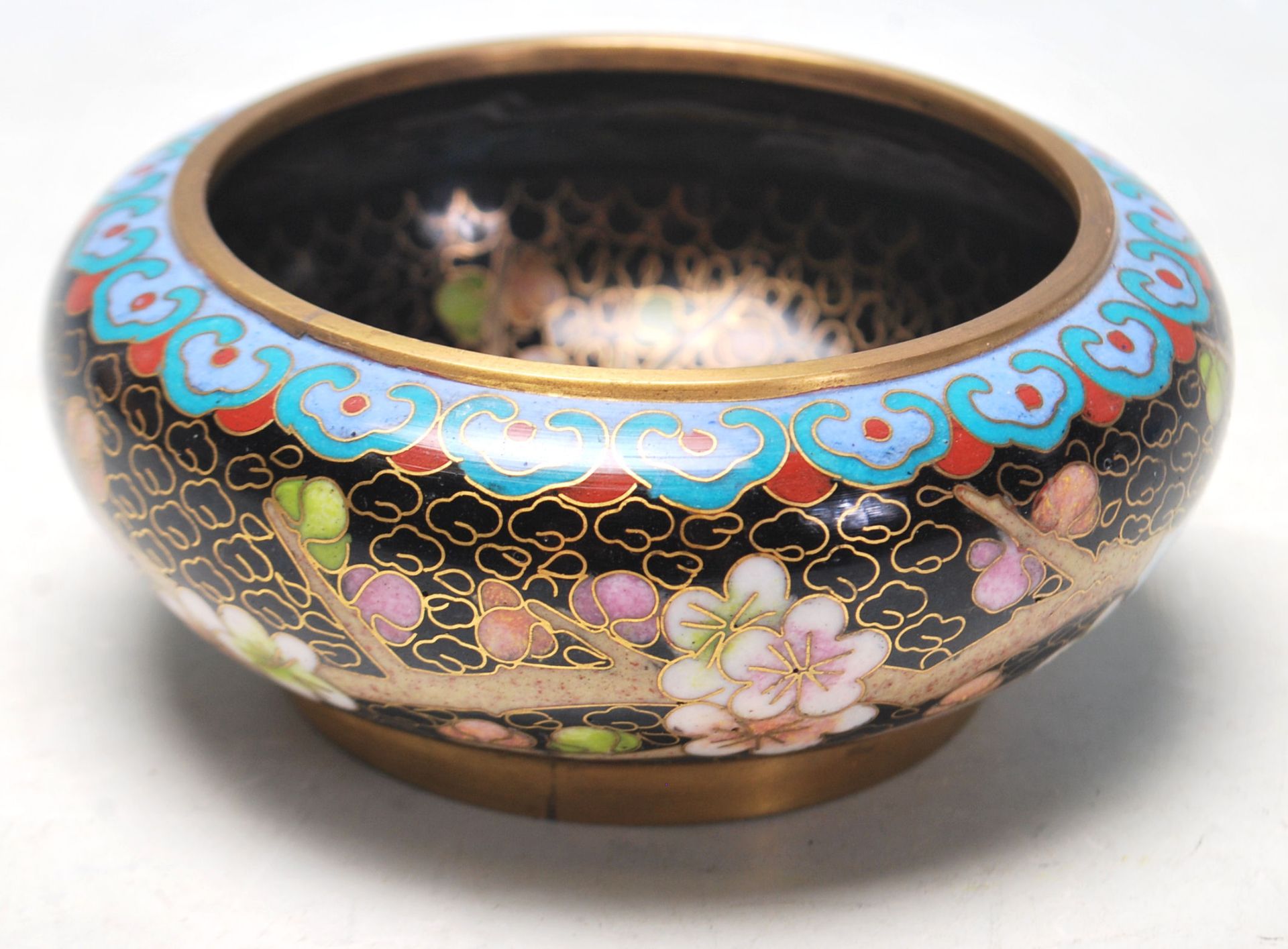 A 20th Century Chinese Cloisonne dish of round from having enamelled decoration throughout depicting - Bild 2 aus 5