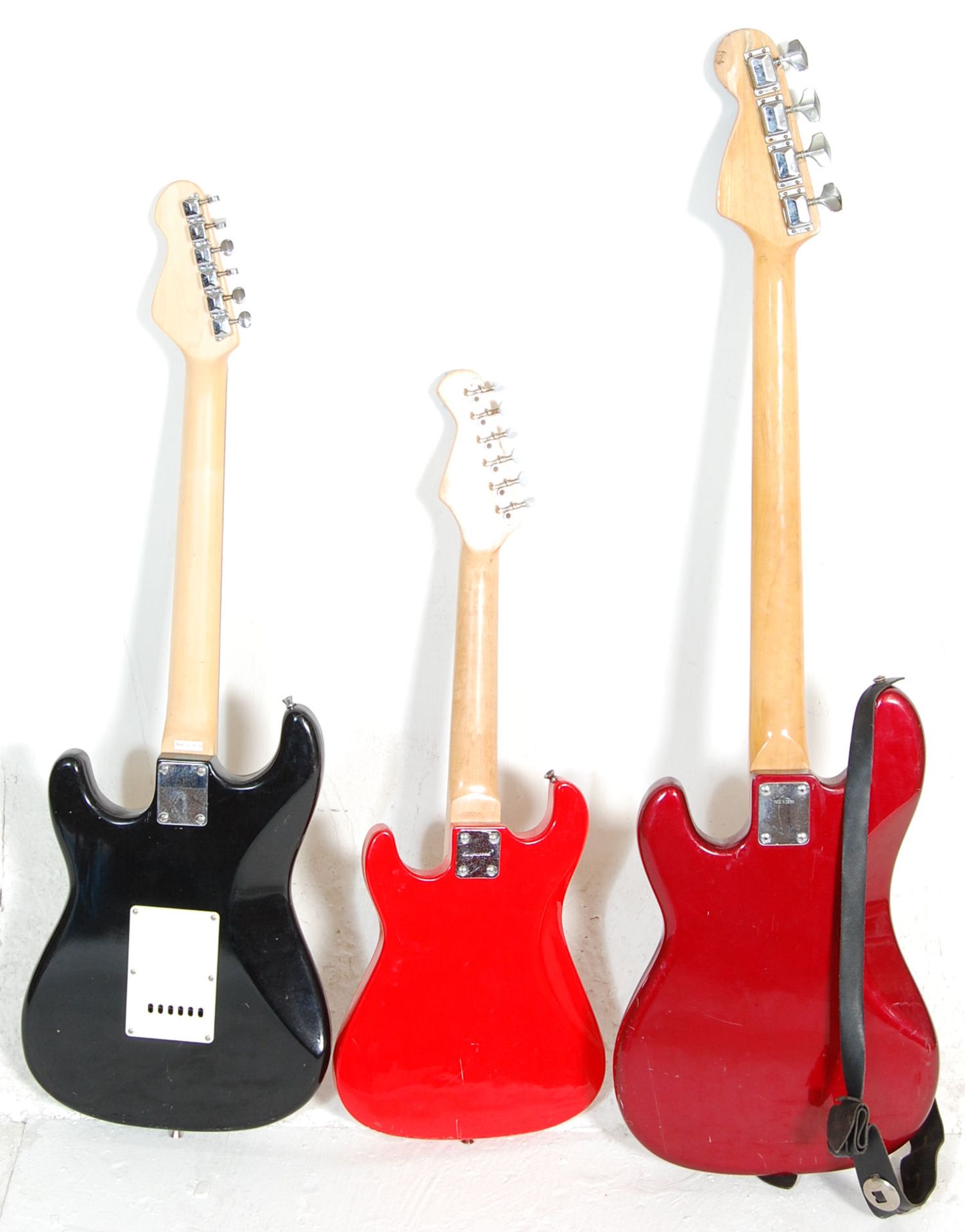 A collection of 3 vintage electric guitars to include an Encore black Stratocaster style guitar - Bild 13 aus 13