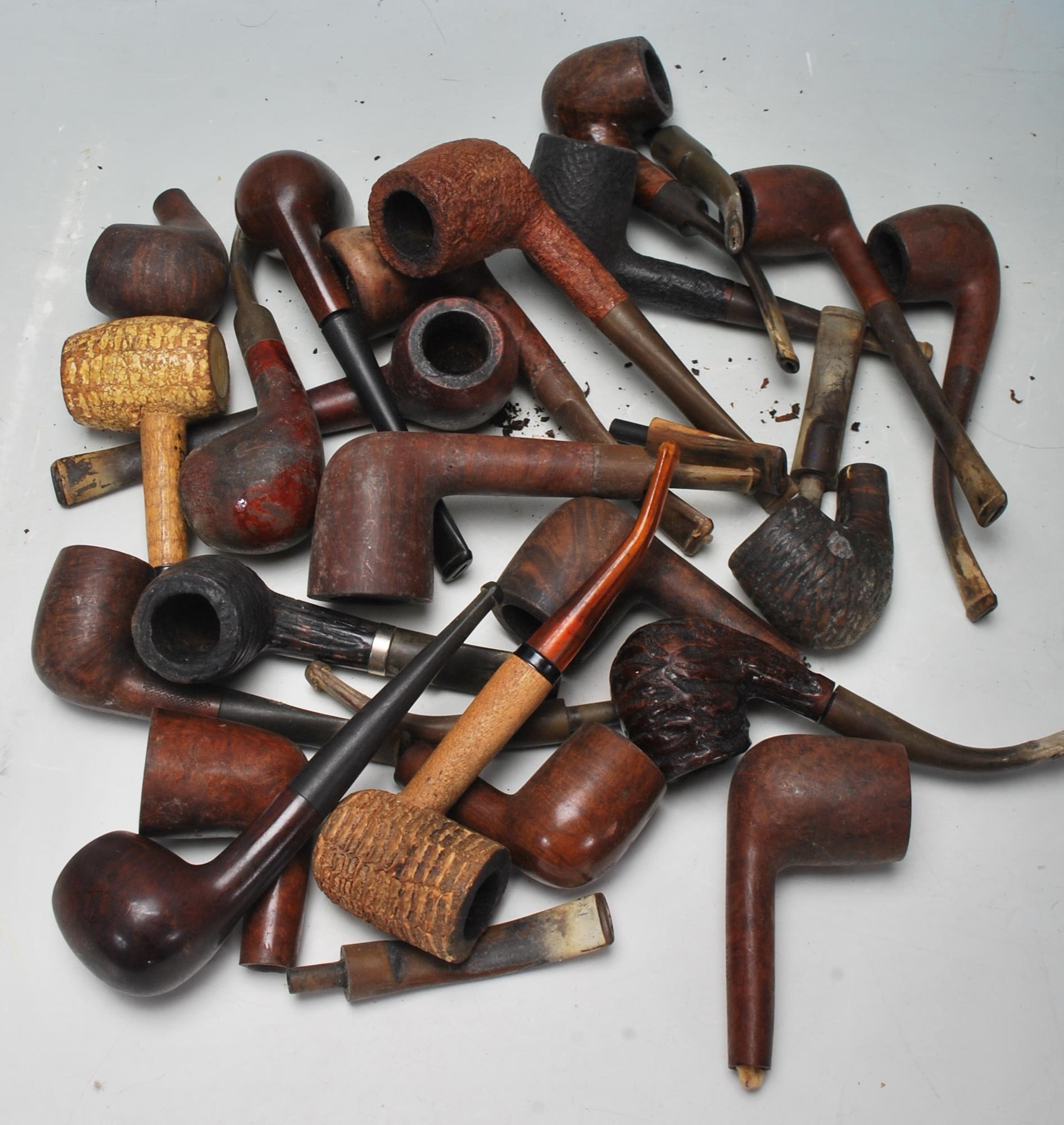 A collection of 15+ early & late 20th century tobacco pipes to include London made examples,