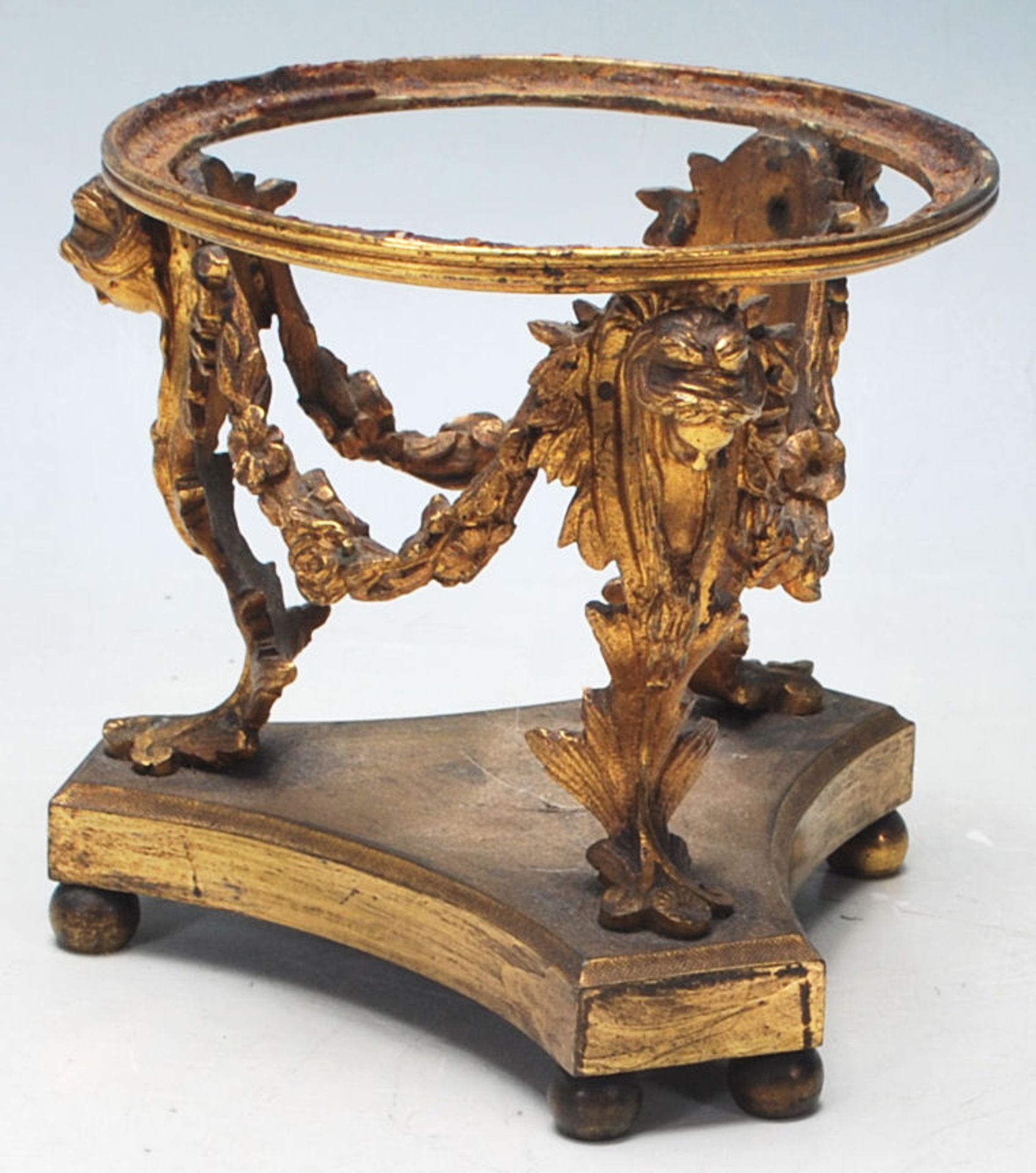 A 19th Century Victorian Brass Ormolu vase stand decorated with goddesses, swags and acanthus leaves - Bild 2 aus 6