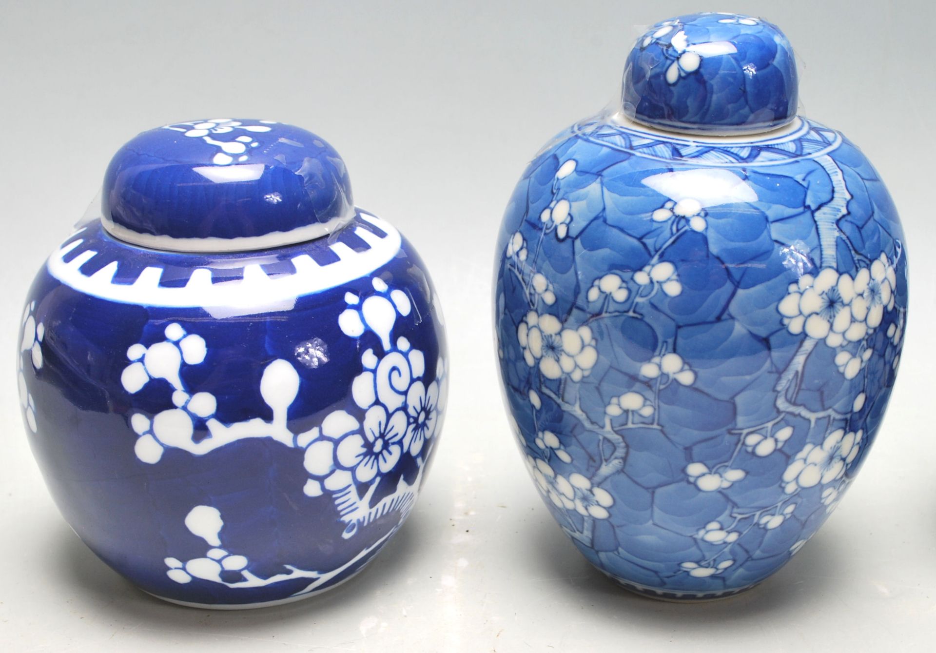 A group of 20th Century hand painted Chinese blue and white ginger jars of bulbous form al being - Bild 5 aus 7