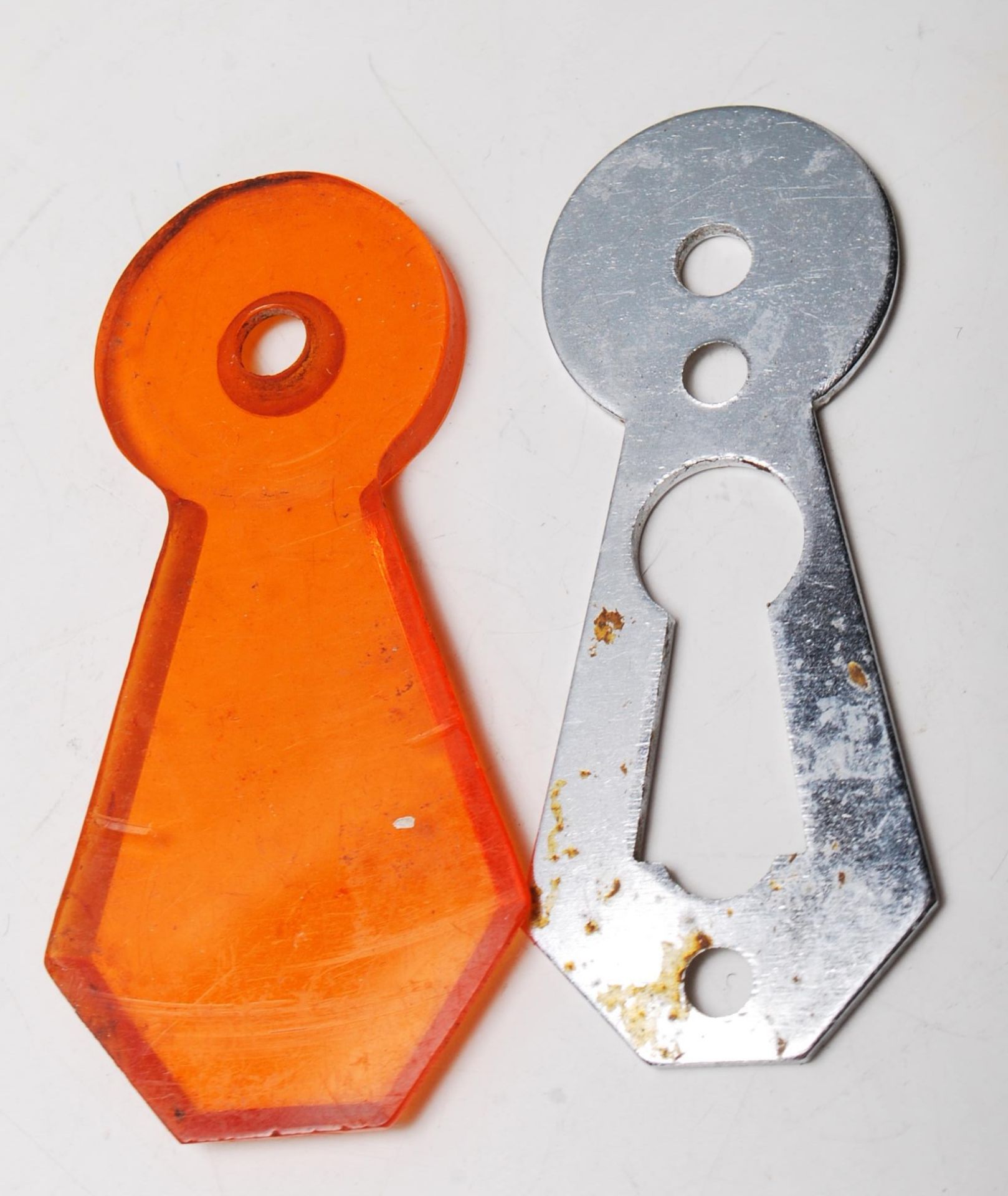 A collection of vintage 20th Century door furniture to include two orange glass faceted door - Bild 5 aus 5