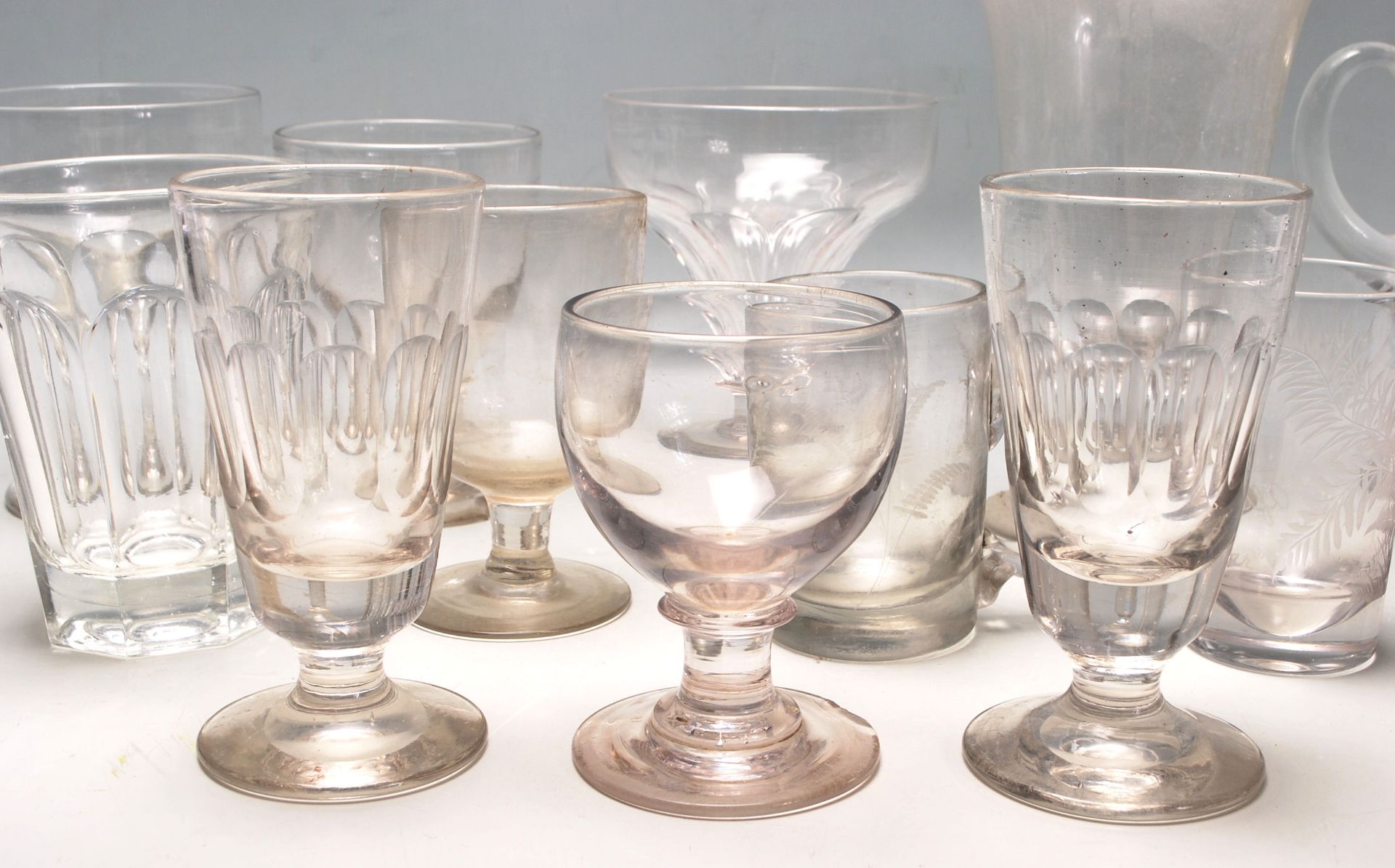 Aa collection of late 19th century and 20th century Victorian cut glass drinking glasses to - Bild 3 aus 6