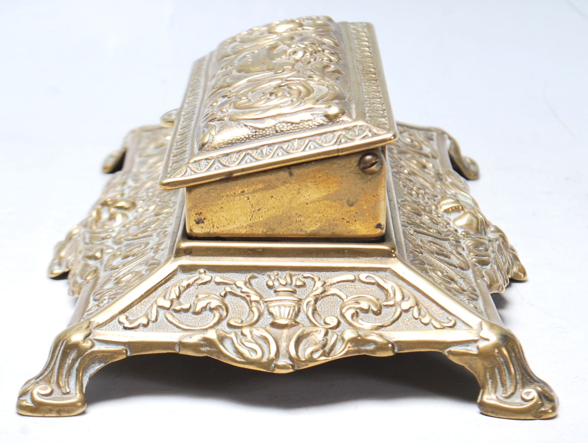 A late 19th century Victorian desk top brass inkwell - Bild 5 aus 6