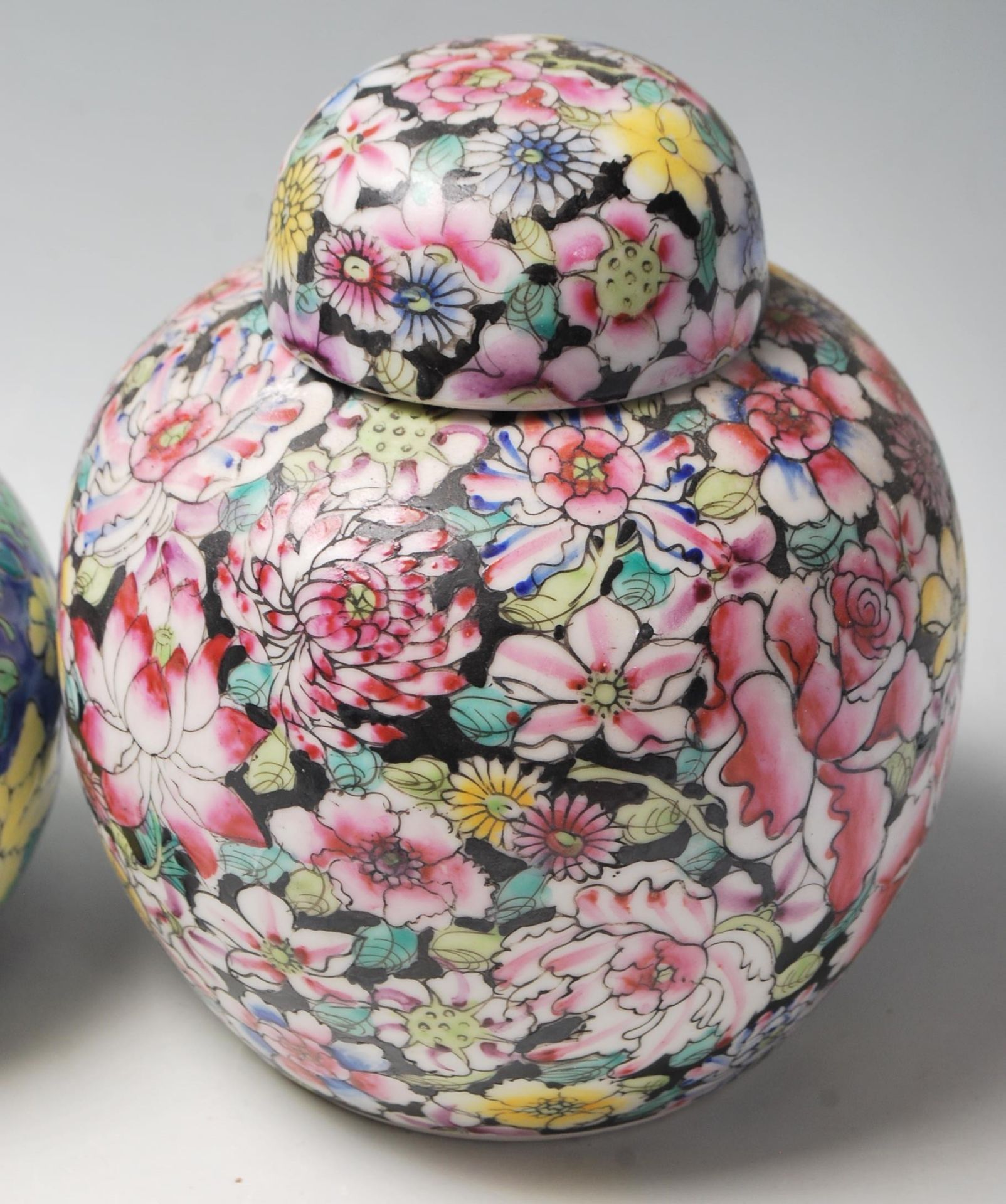 A collection of twelve 20th Century Chinese ginger jars all having hand enamelled floral sprays - Bild 7 aus 7