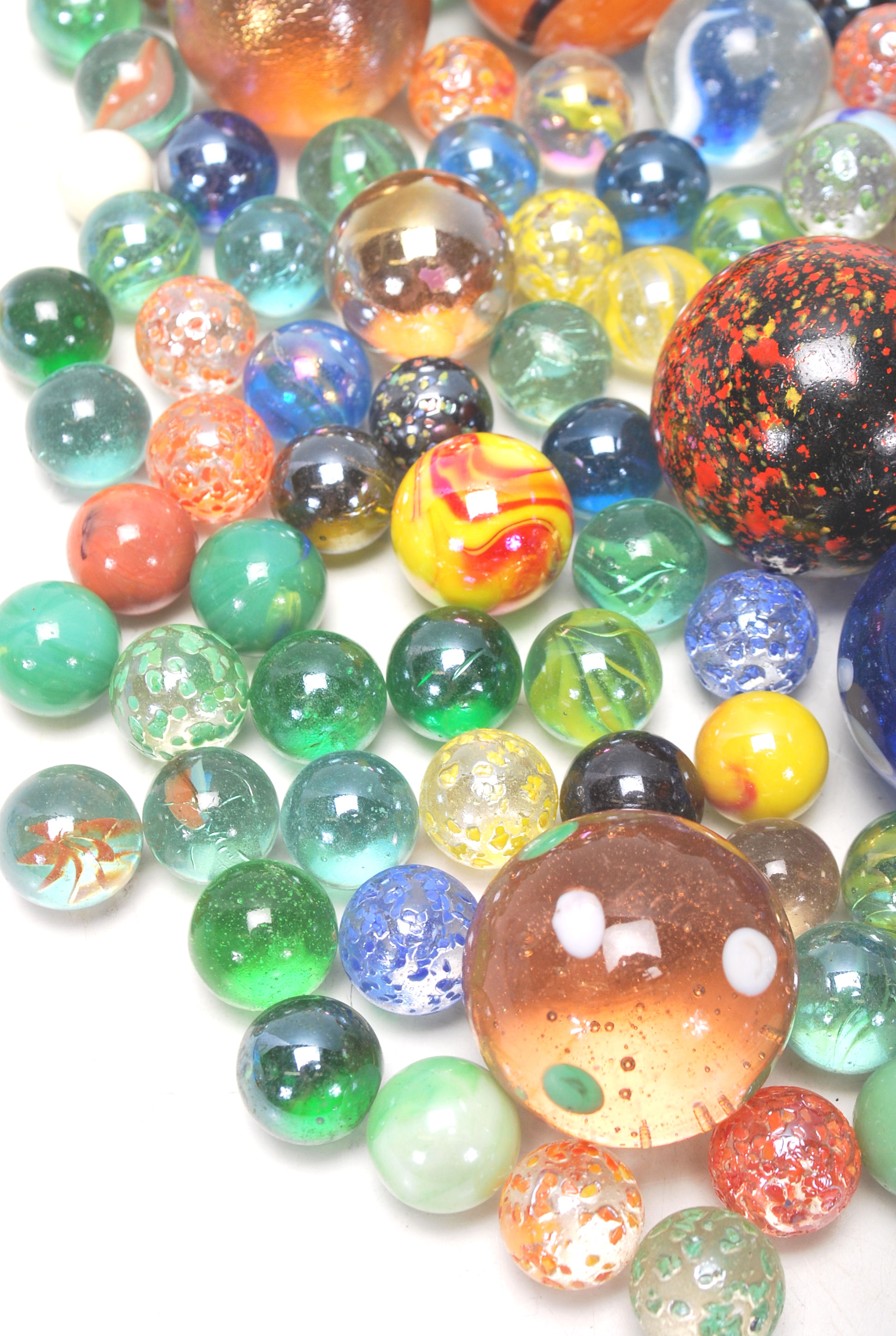A collection of 20th Century glass marbles to include a wide selection of colours and styles to - Image 7 of 7
