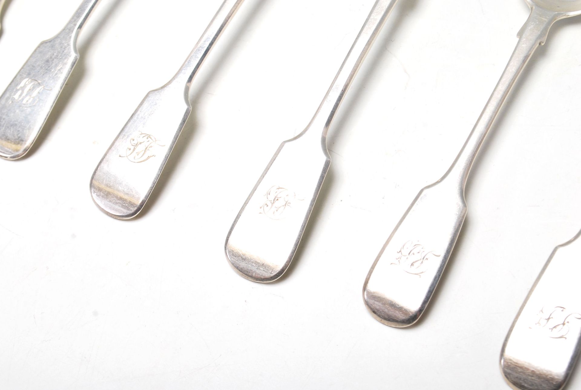 A set of six 19th century Victorian silver teaspoons having engraving initials to the handle, - Bild 2 aus 6