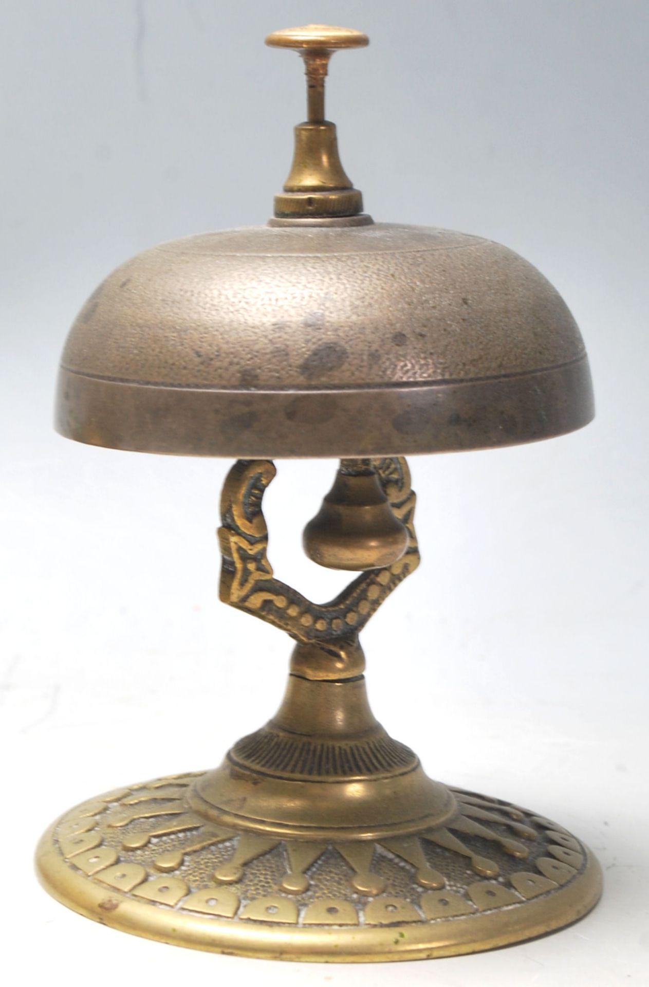 A group of three 20th century antique brass desk top ring bells having the typical dome top, - Bild 4 aus 5