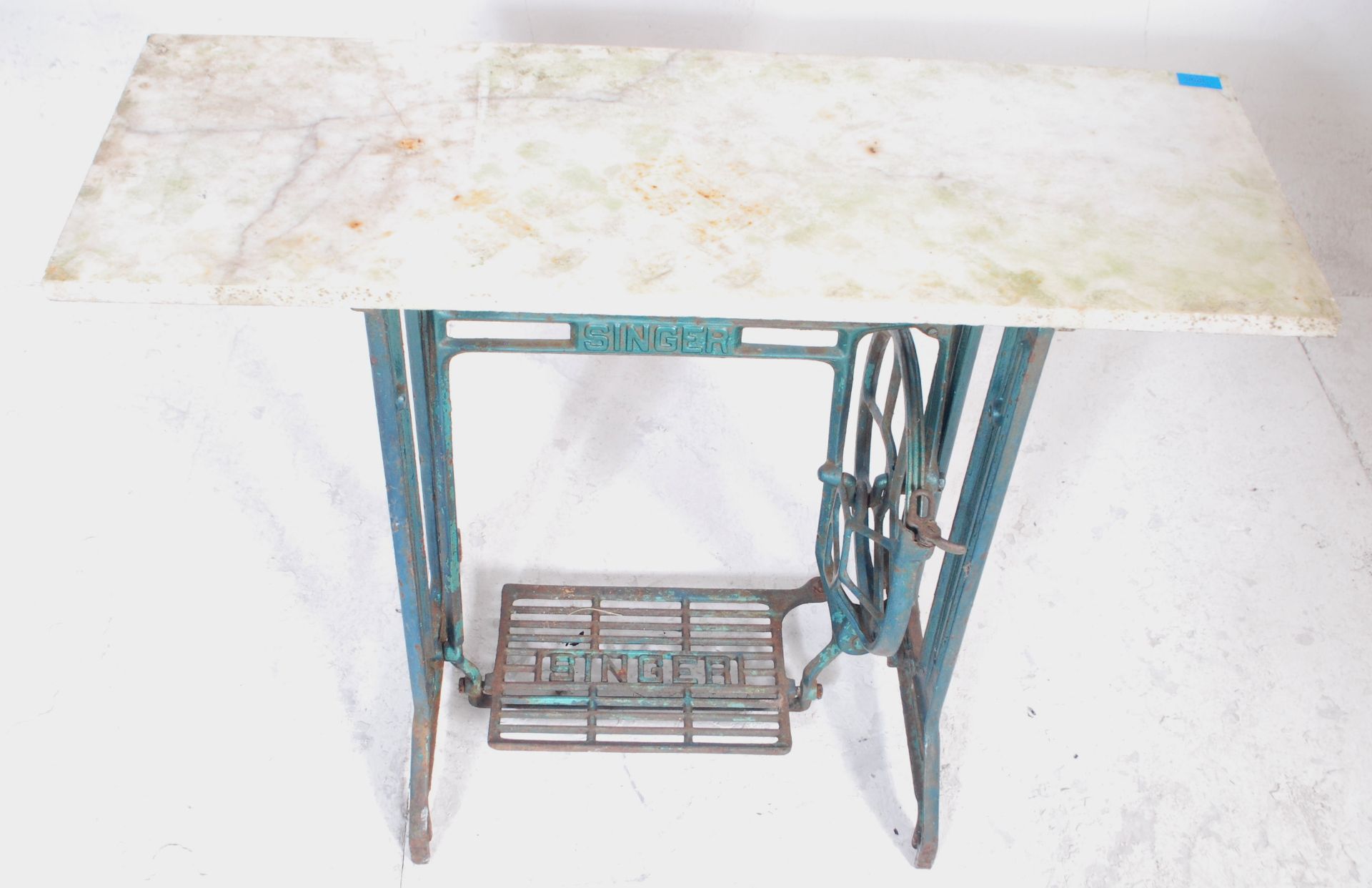 A vintage 20th Century, cast iron Singer sewing machine base being converted into a garden table - Bild 3 aus 8