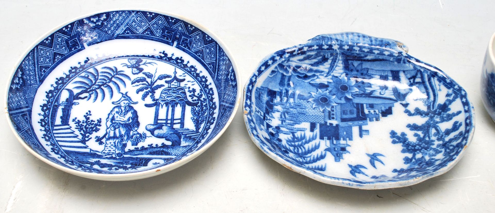 A good collection of 19th century or later English blue and white Chinese ceramics to include - Bild 4 aus 7