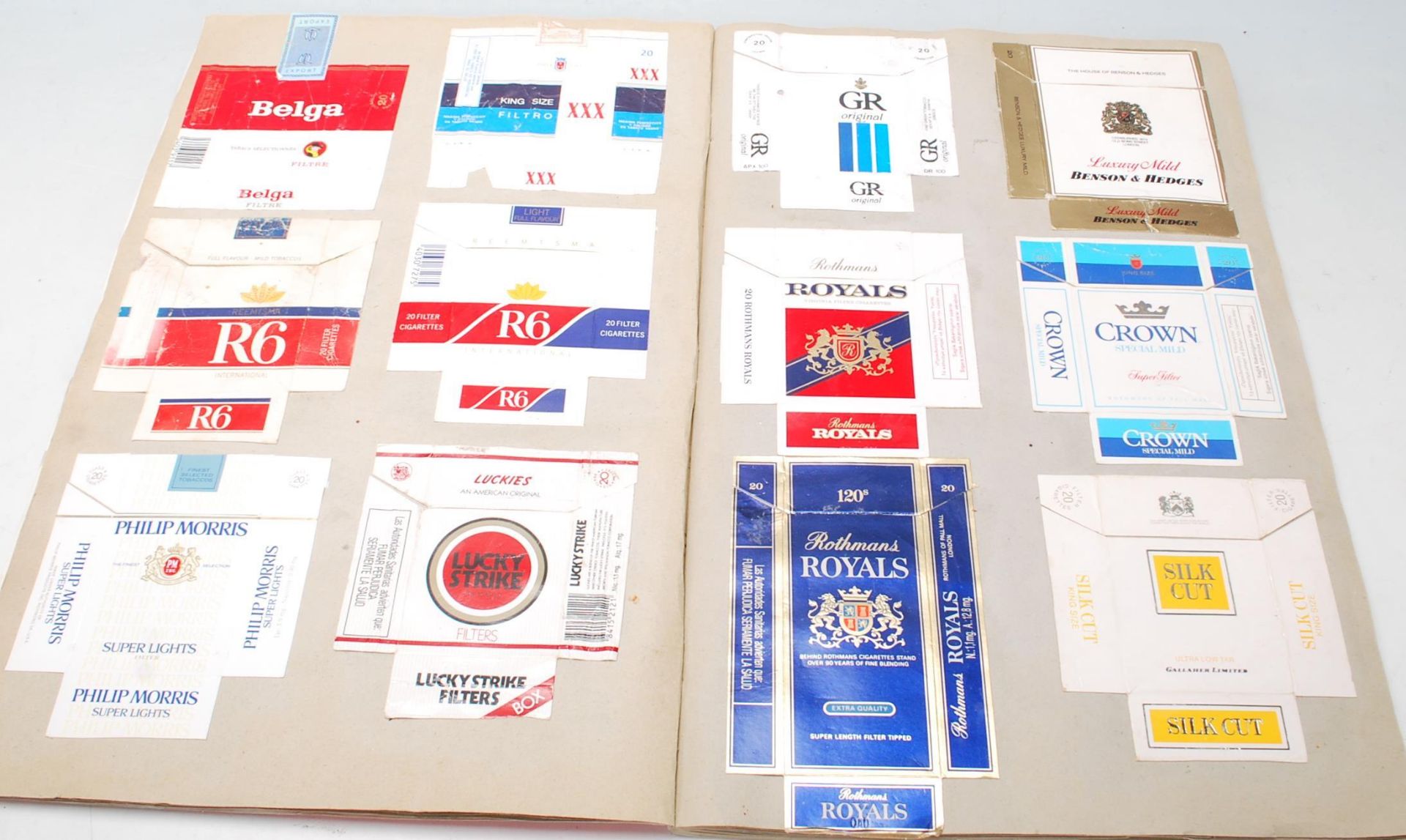 A collection of vintage Cigarette packets / cut outs stored within multiple albums. Packets - Bild 11 aus 13