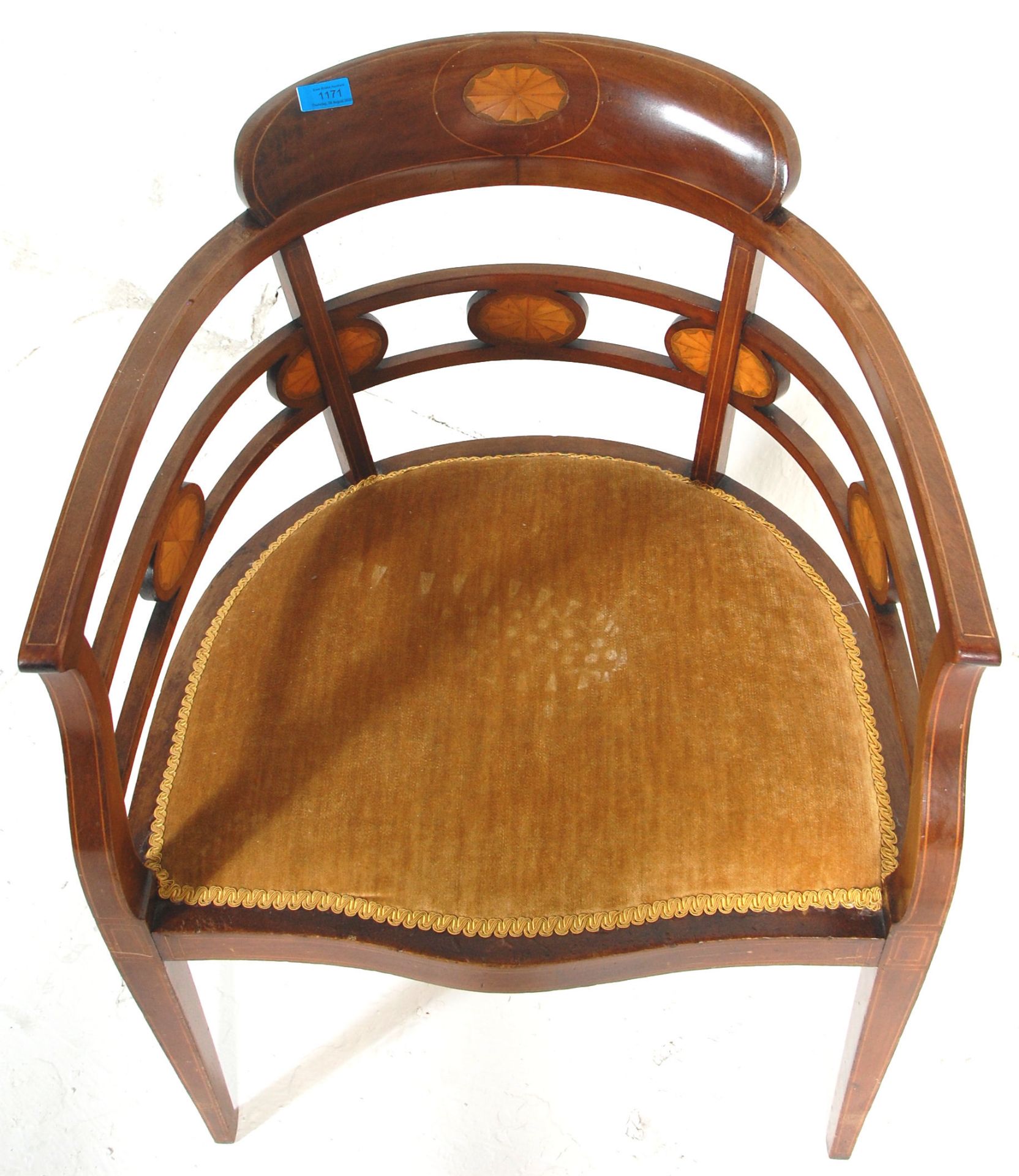 An antique late Victorian / Edwardian mahogany inlaid bedroom chair with a circular fan motif having - Bild 2 aus 2