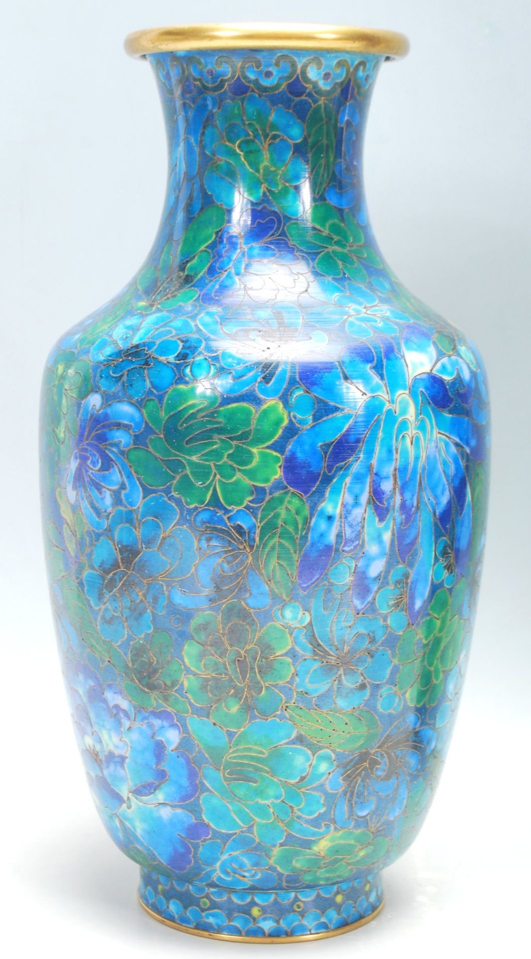 A pair of 20th Century Chinese Cloisonne baluster vases being enamelled throughout with blue and - Bild 5 aus 9