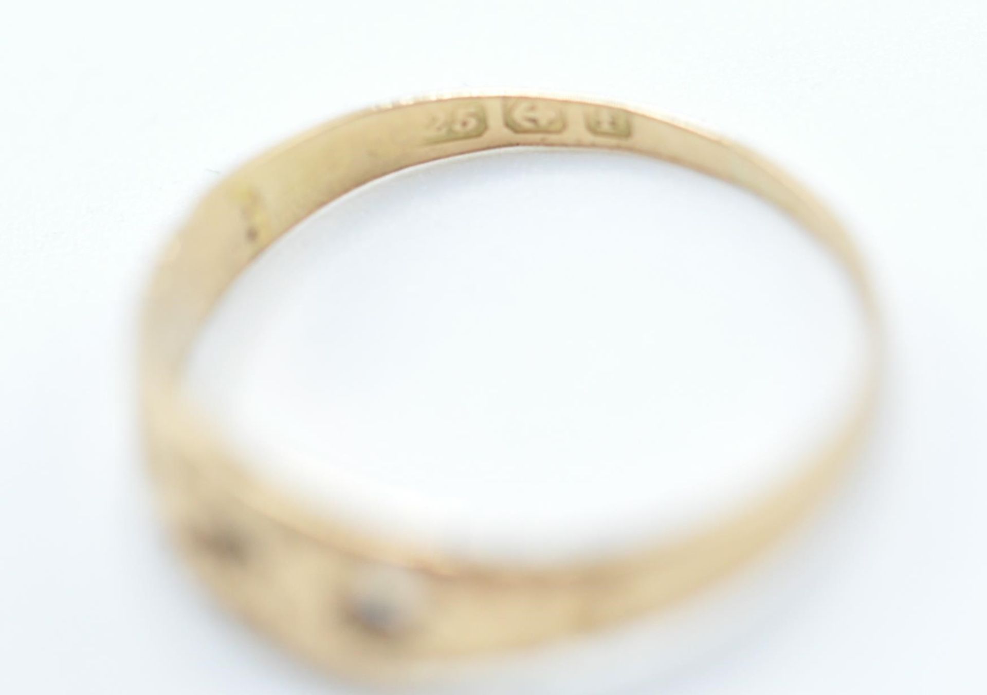 An early 20th Century Edwardian hallmarked 15ct gold gypsy ring with engraved shoulders (stones - Bild 6 aus 7