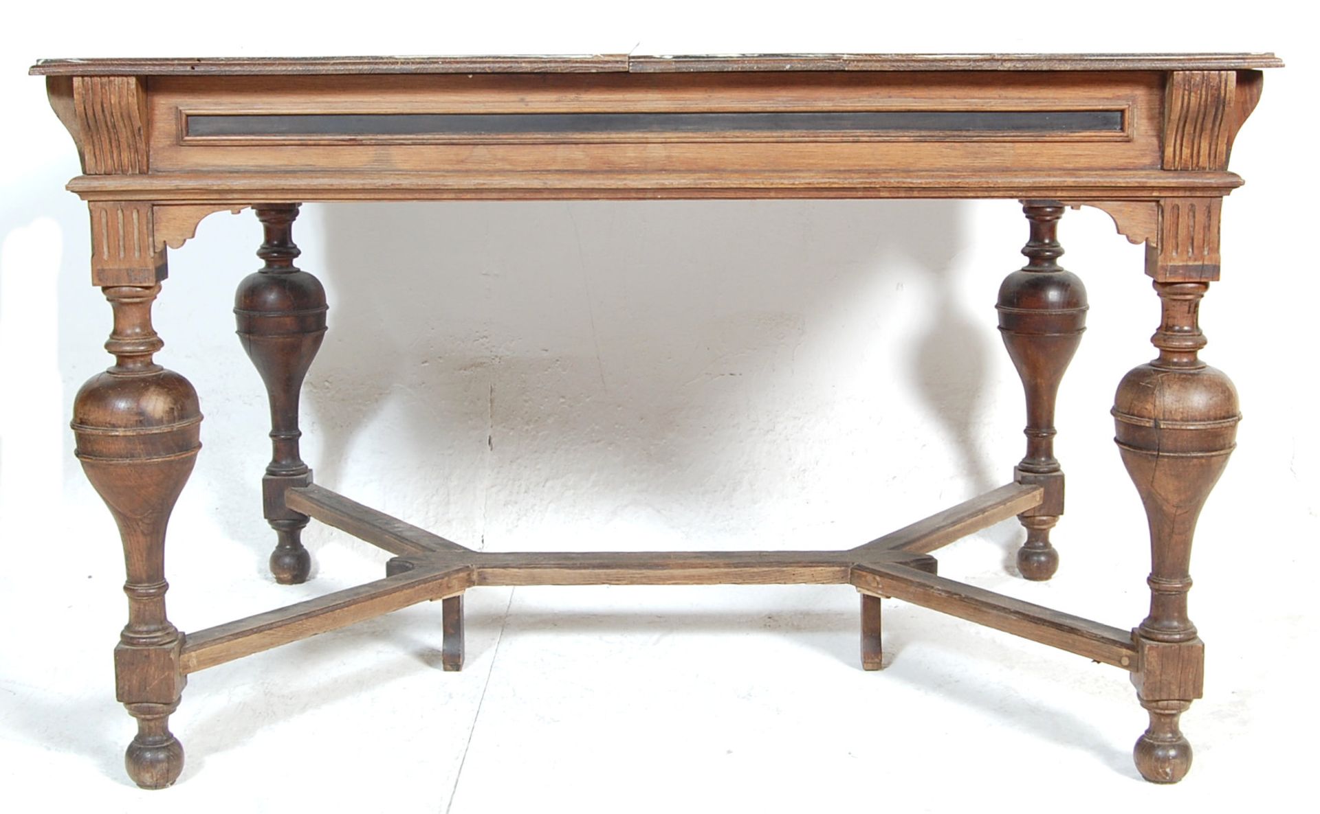 A 19th century Victorian French provincial oak extendable dining table. The table having cup and - Bild 5 aus 7