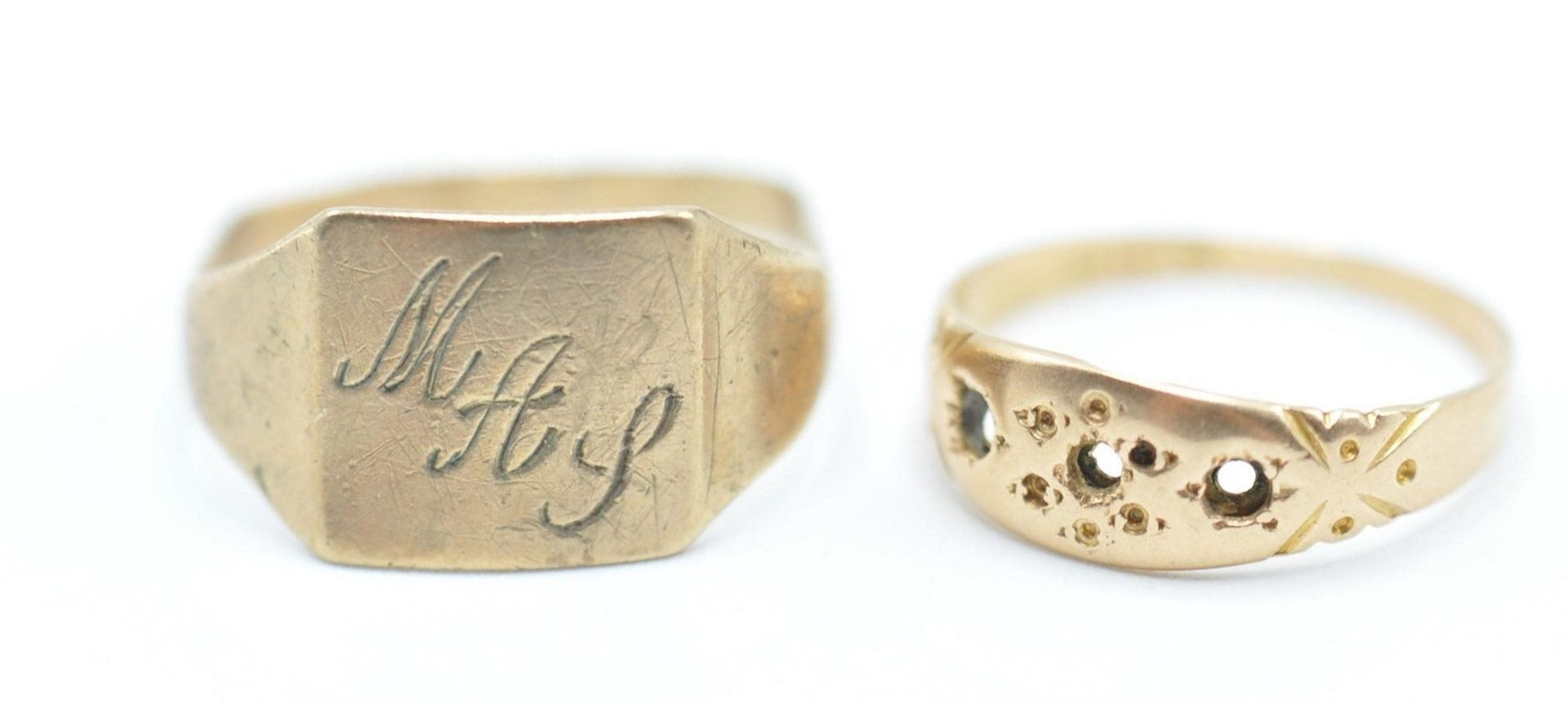 An early 20th Century Edwardian hallmarked 15ct gold gypsy ring with engraved shoulders (stones