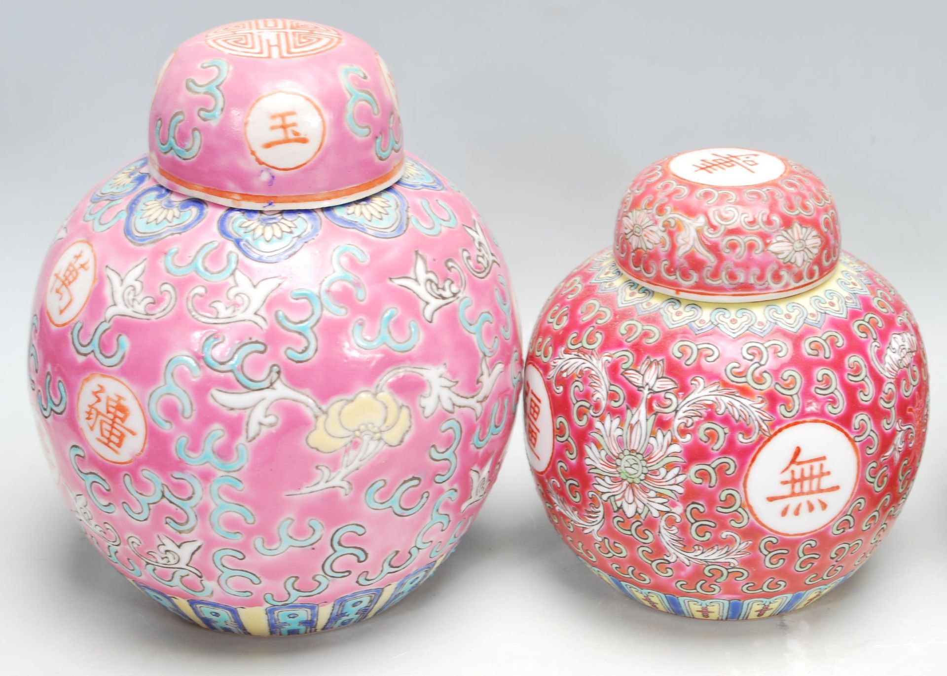 A collection of thirteen 20th Century Chinese famille rose ginger jars being decorated with red - Bild 6 aus 8