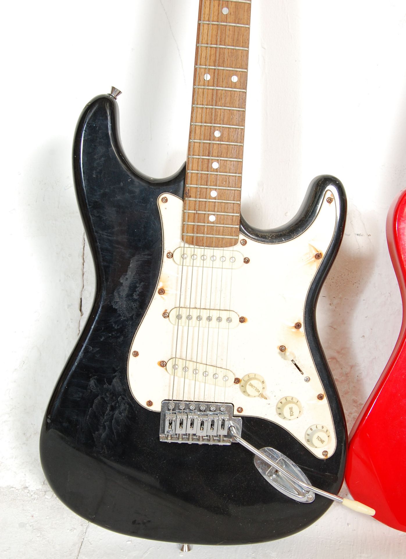 A collection of 3 vintage electric guitars to include an Encore black Stratocaster style guitar - Bild 3 aus 13