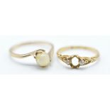 A hallmarked 9ct gold ring set with a single pearl in a clasp modelled as hands (marked 375, size P,