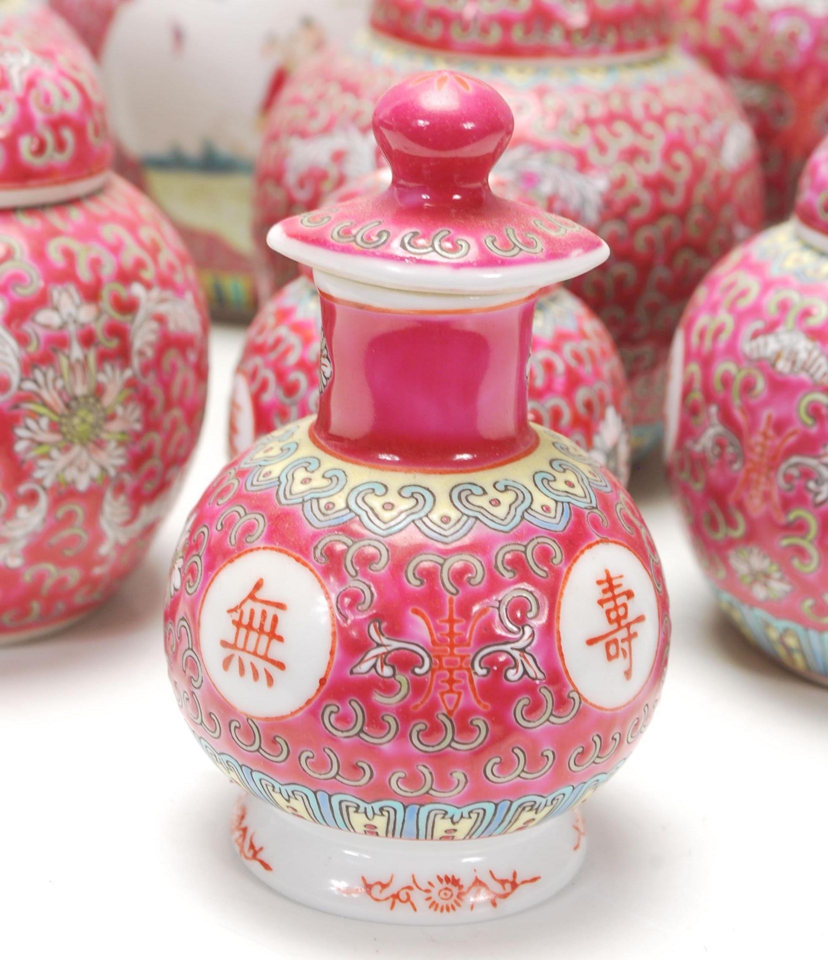 A collection of thirteen 20th Century Chinese famille rose ginger jars being decorated with red - Bild 3 aus 8