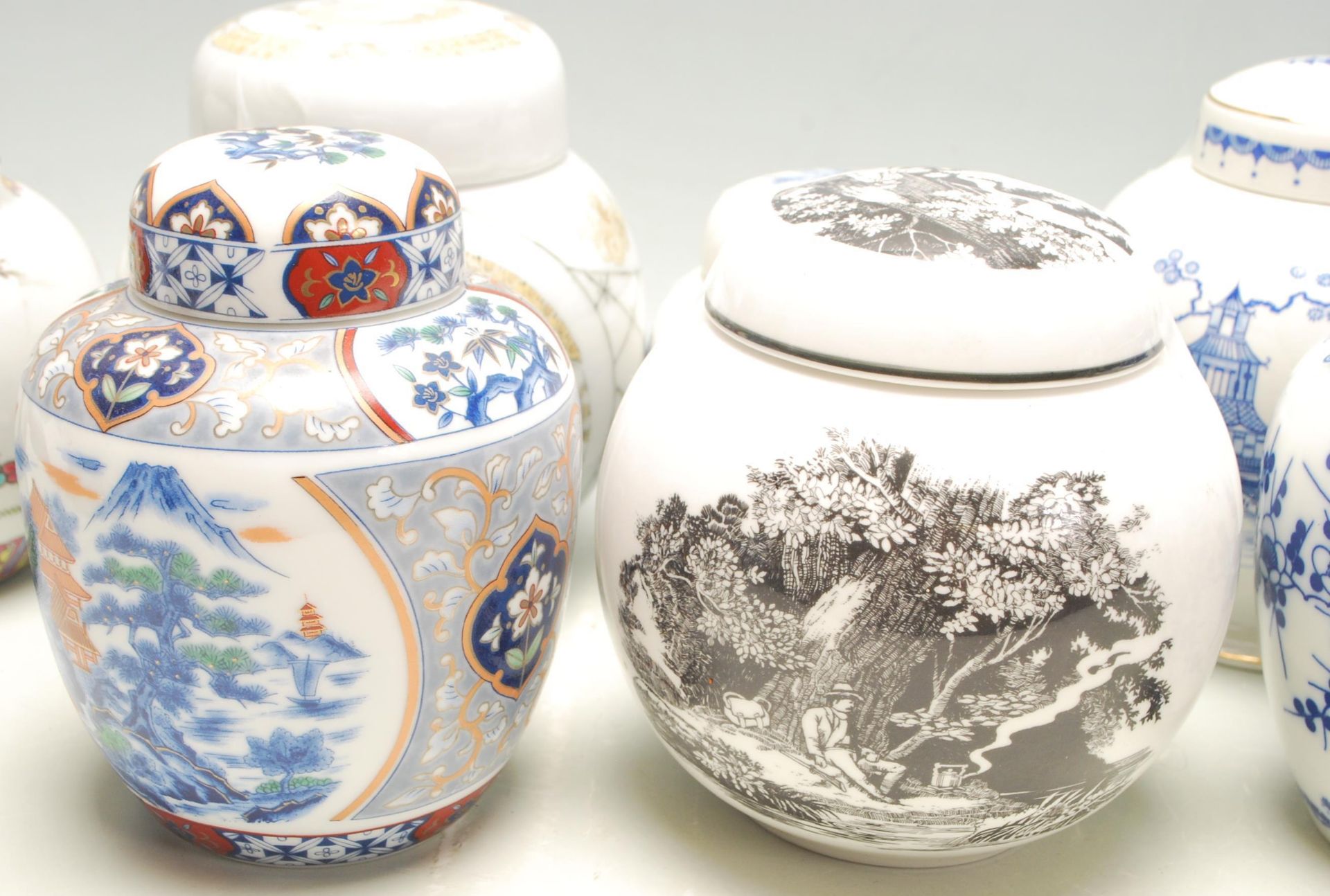 A collection of fifteen 20th Century Chinese blue and white printed ginger jars to include a good - Bild 5 aus 14