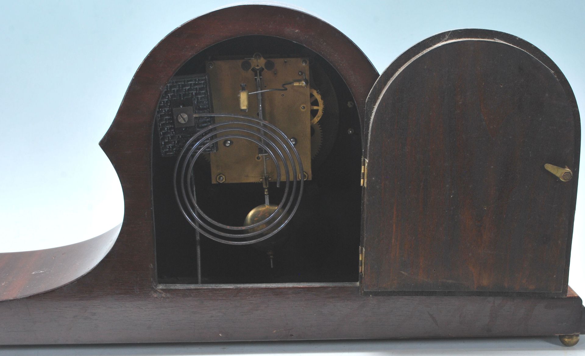 An early 20th Century Edwardian mahogany napoleon's hat mantel clock having inlaid borders with a - Bild 7 aus 7