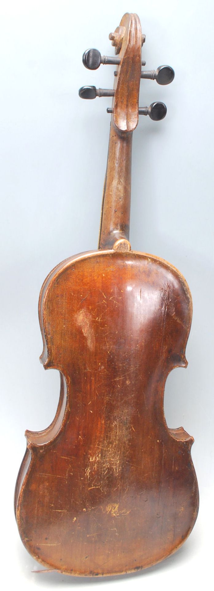 A 19th Century Victorian dark wood violin having  a hollow body with S shaped sound holes and - Bild 6 aus 7
