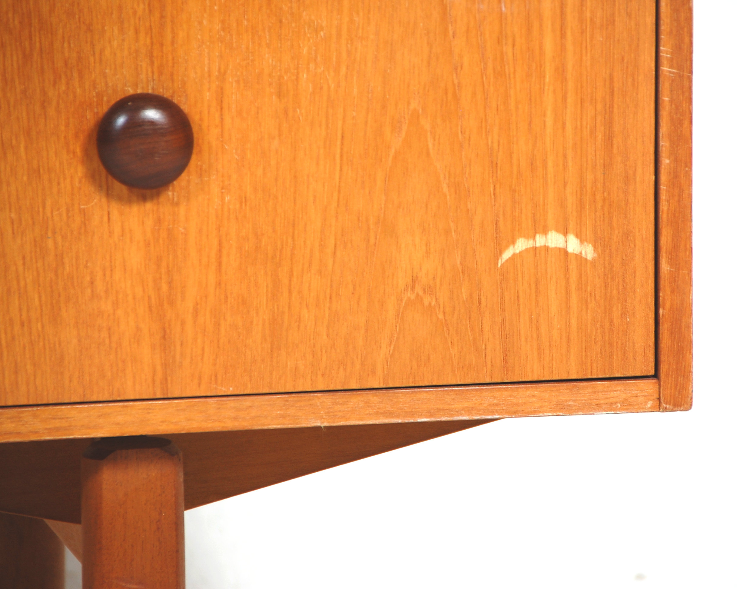 A retro vintage mid 20th Century teak danish influenced  cresenza sideboard. Of low and wide form - Bild 3 aus 8