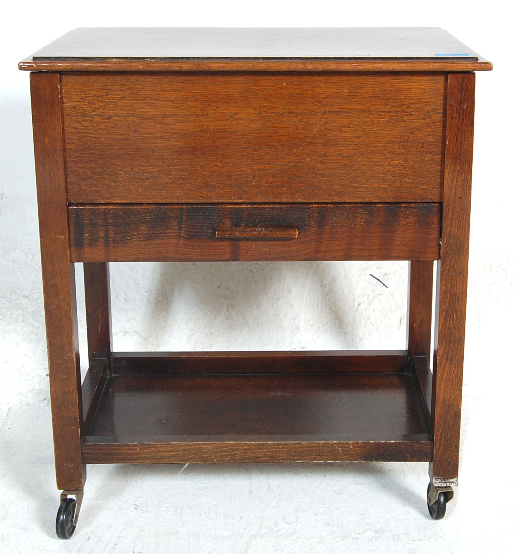 A 1920’s antique oak sewing box with hinged top and inlaid interior over a single drawer with soft - Bild 2 aus 6