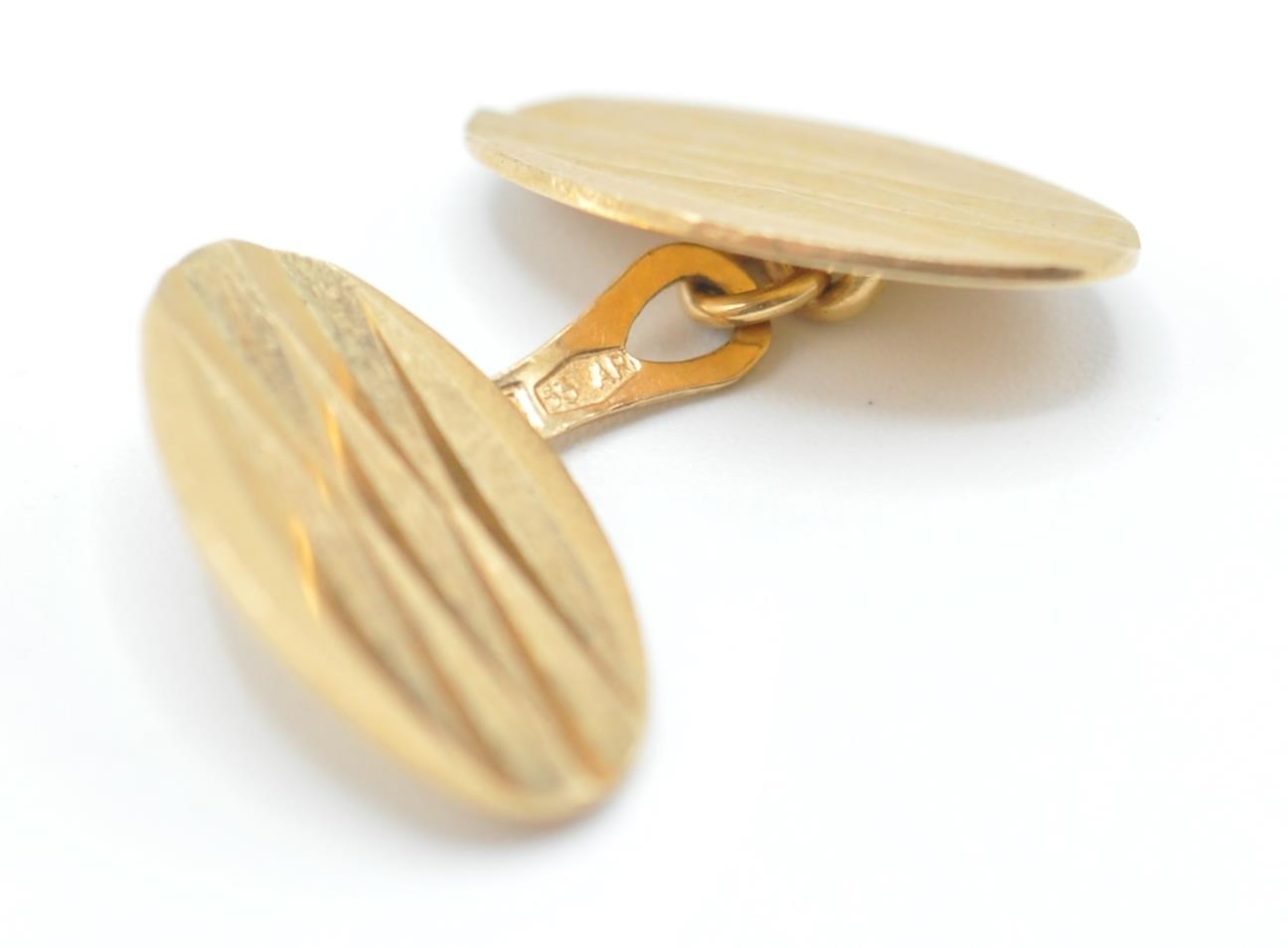 A pair of 20th Century 18ct gold gentleman's cufflinks having oval heads with engraved faceted - Image 5 of 5
