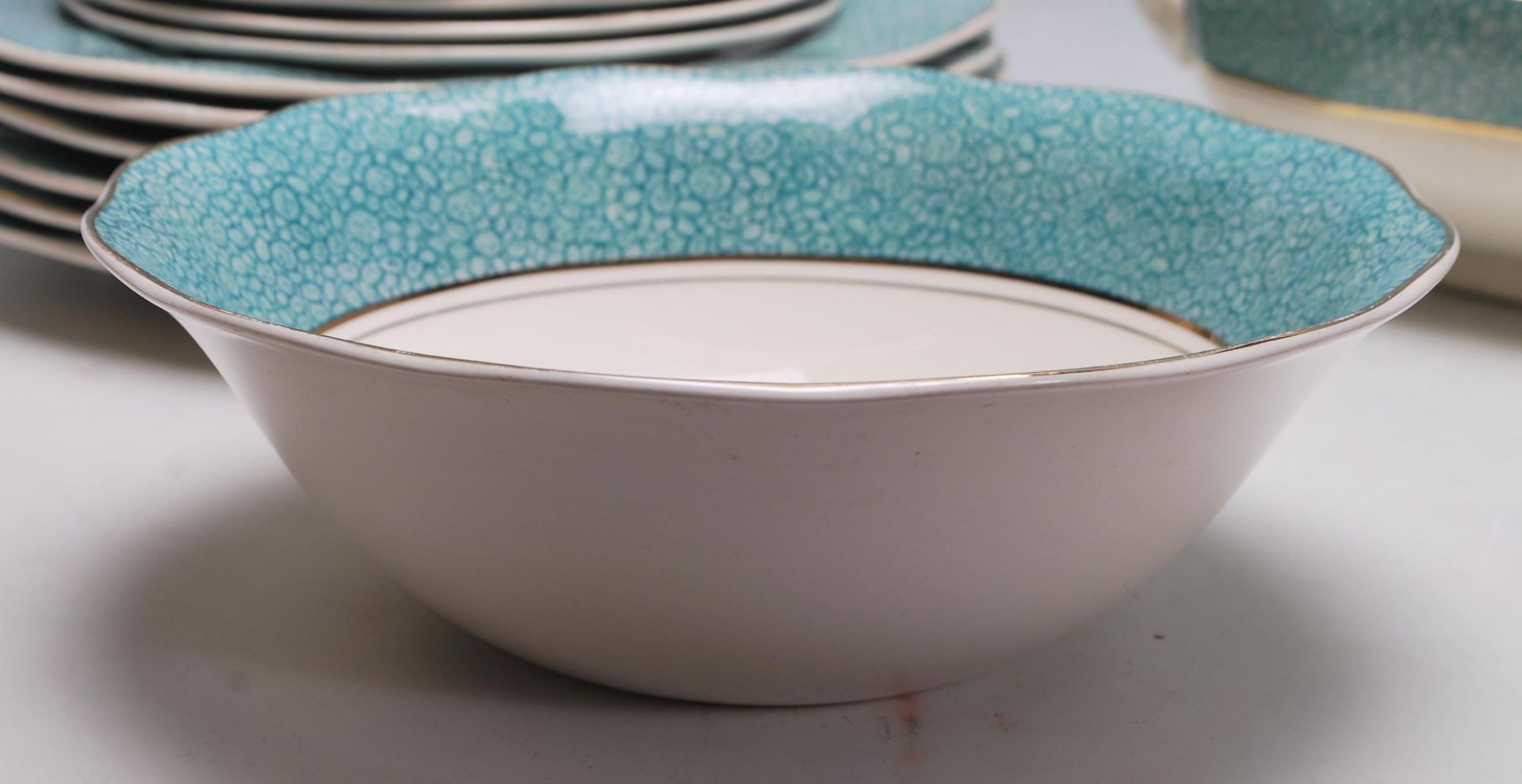 A vintage retro Wedgwood Garden pattern dinner service having a white ground with green circular - Bild 5 aus 11