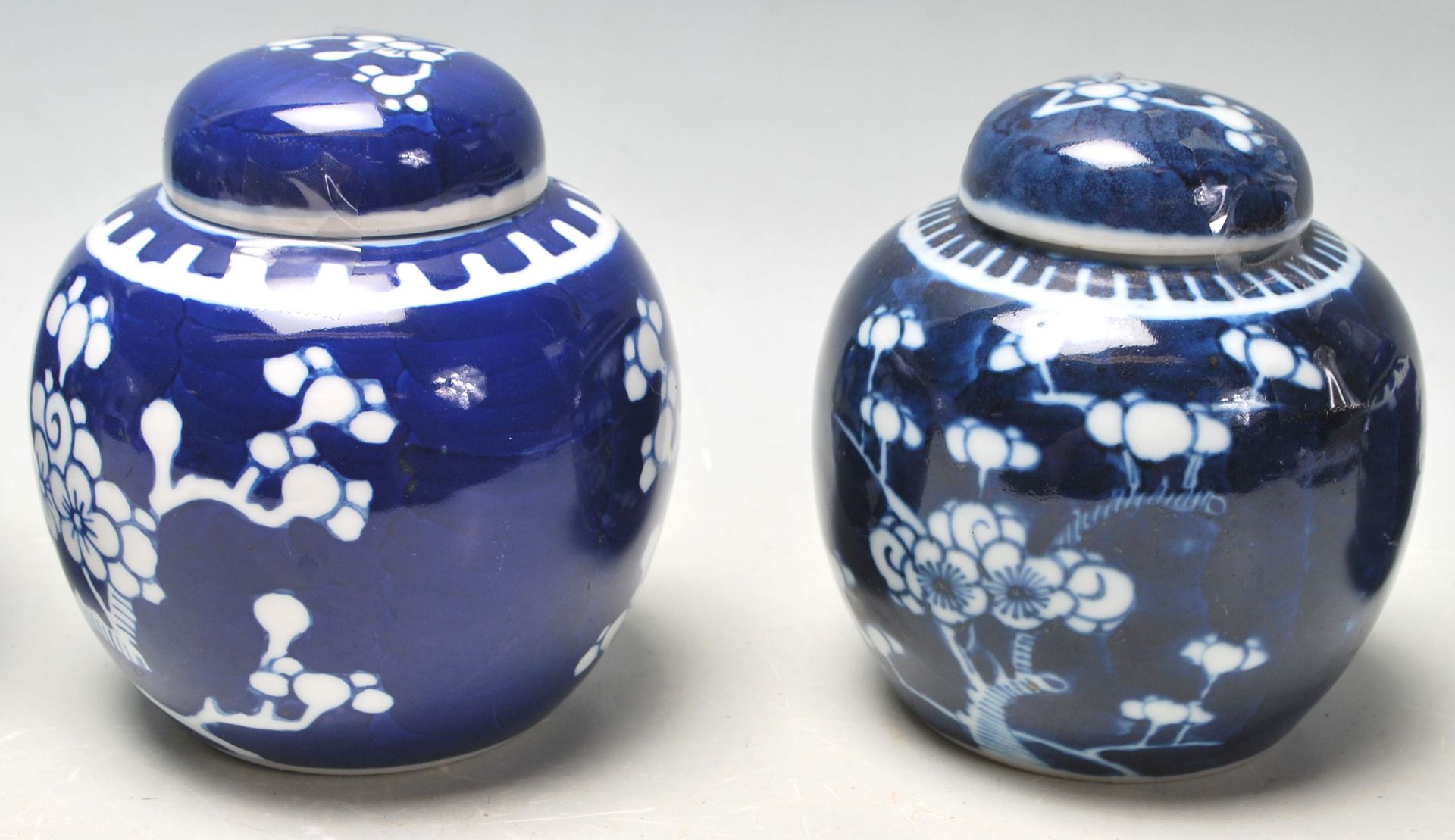 A group of 20th Century hand painted Chinese blue and white ginger jars of bulbous form al being - Bild 6 aus 7