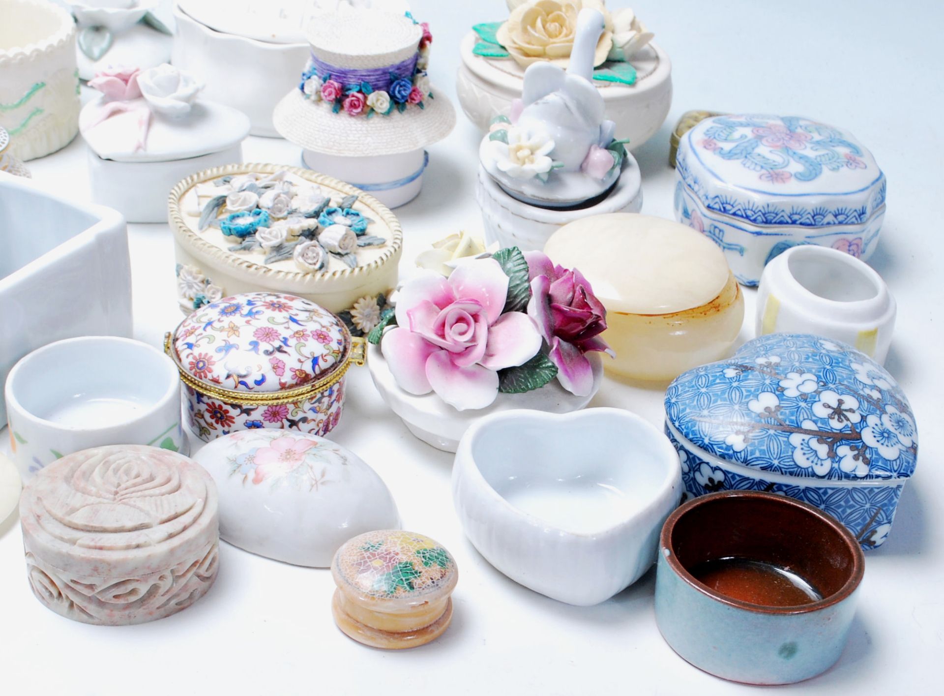 A very large collection of mixed 20th Century trinket boxes including a wide variety of sizes and - Bild 7 aus 7