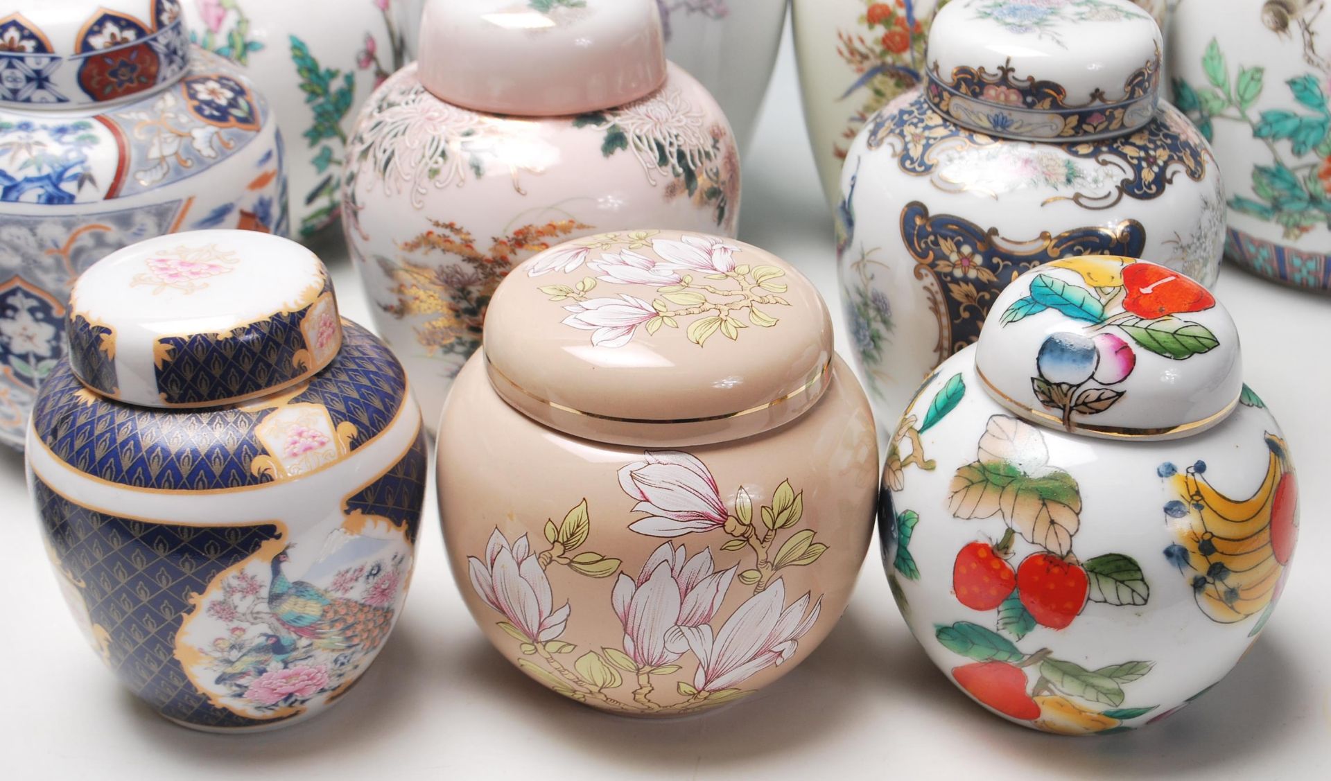A collection of 20th Century Chinese ginger jars to include various different styles including a - Bild 3 aus 7