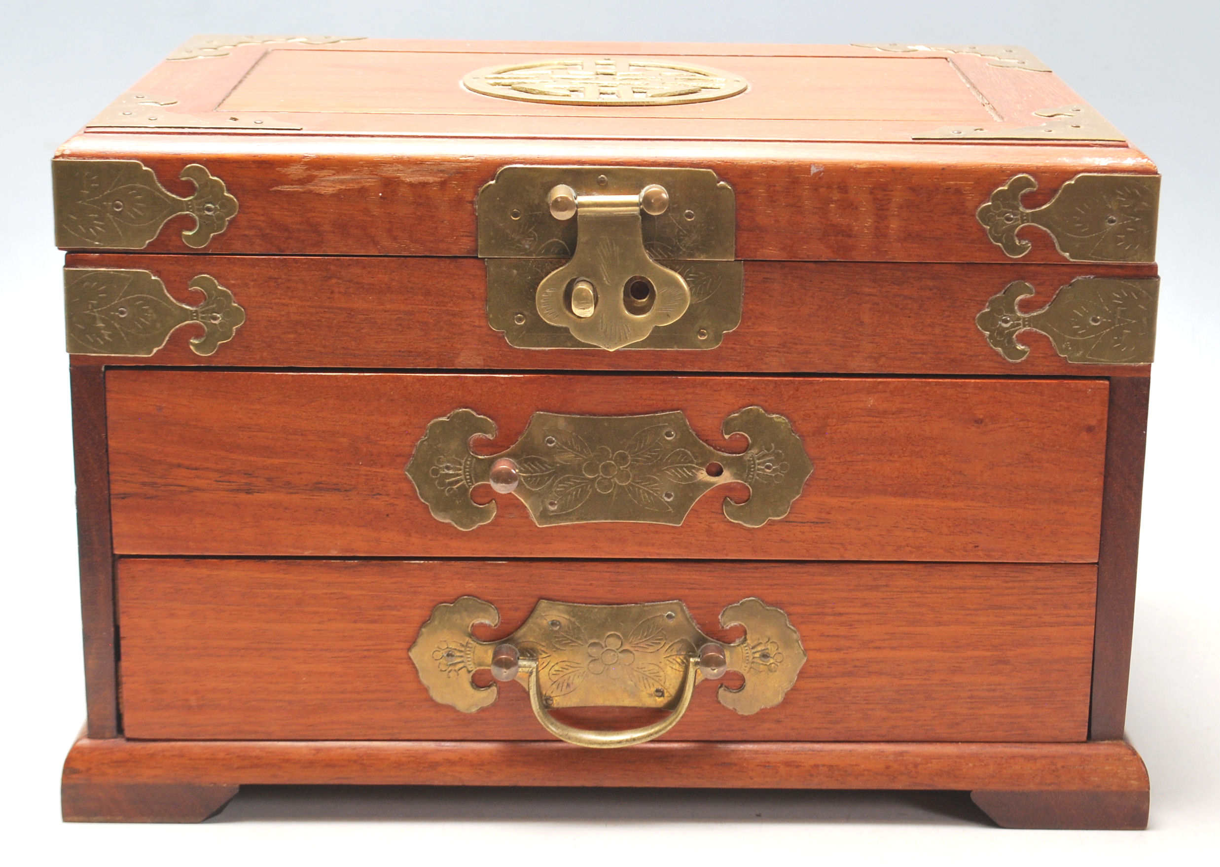 A vintage 20th Century Chinese wooden jewellery compartment box having a hinge lid to the top with - Image 2 of 6