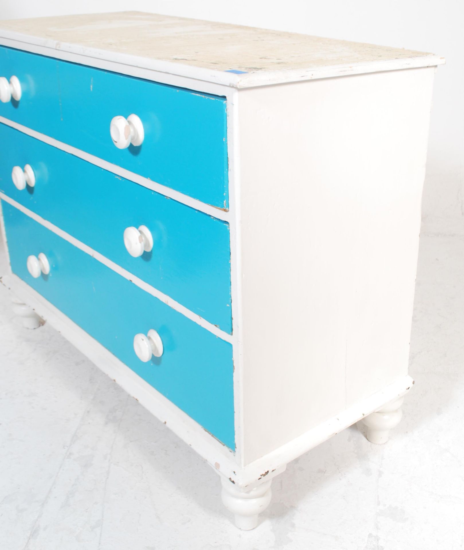 A Victorian 19th century shabby chic two tone coloured painted pine chest of drawers having a - Bild 5 aus 5