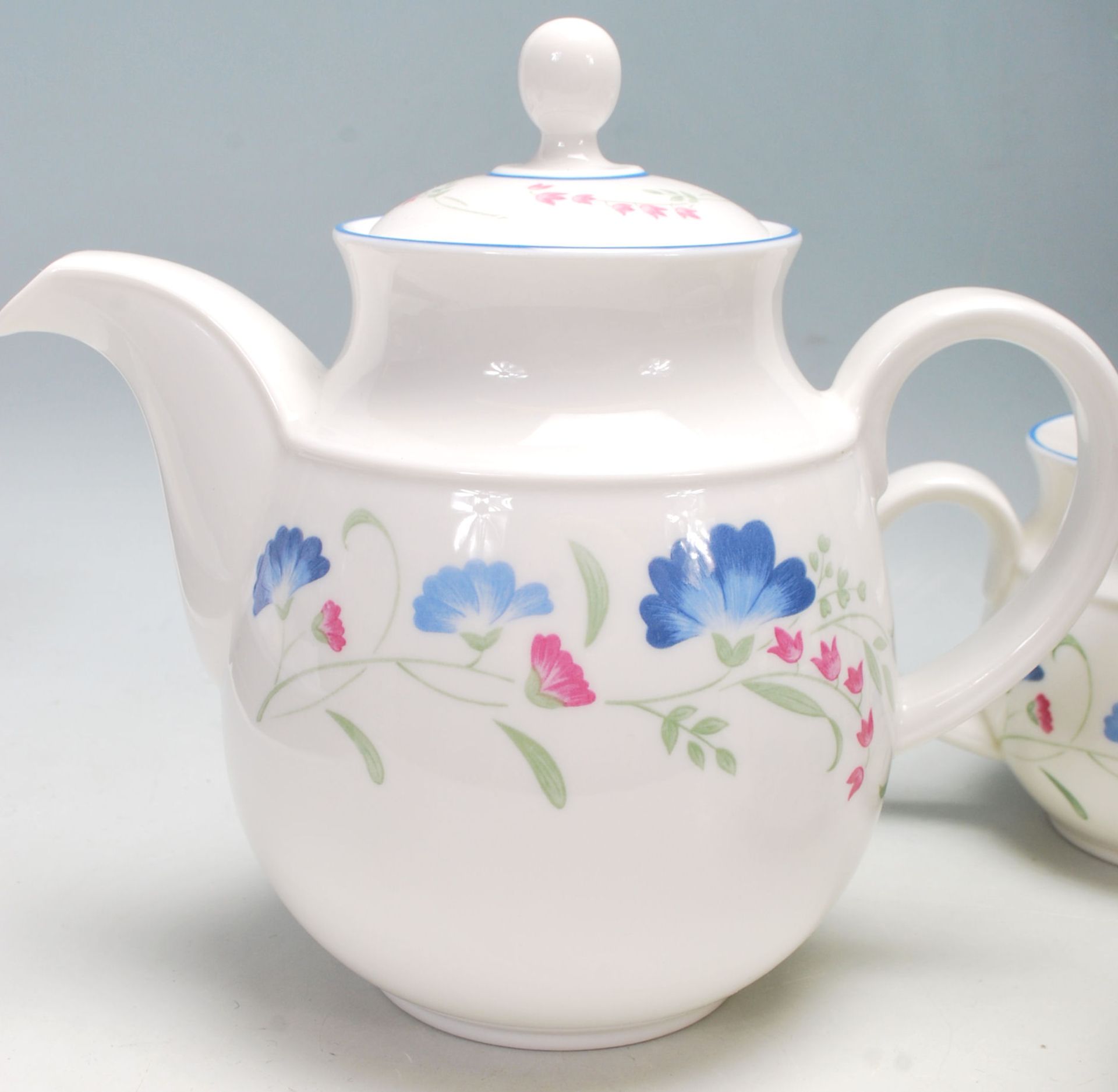 A good Royal Doulton English china Windermere part tea/dining set comprising of teapot, dining - Bild 2 aus 9