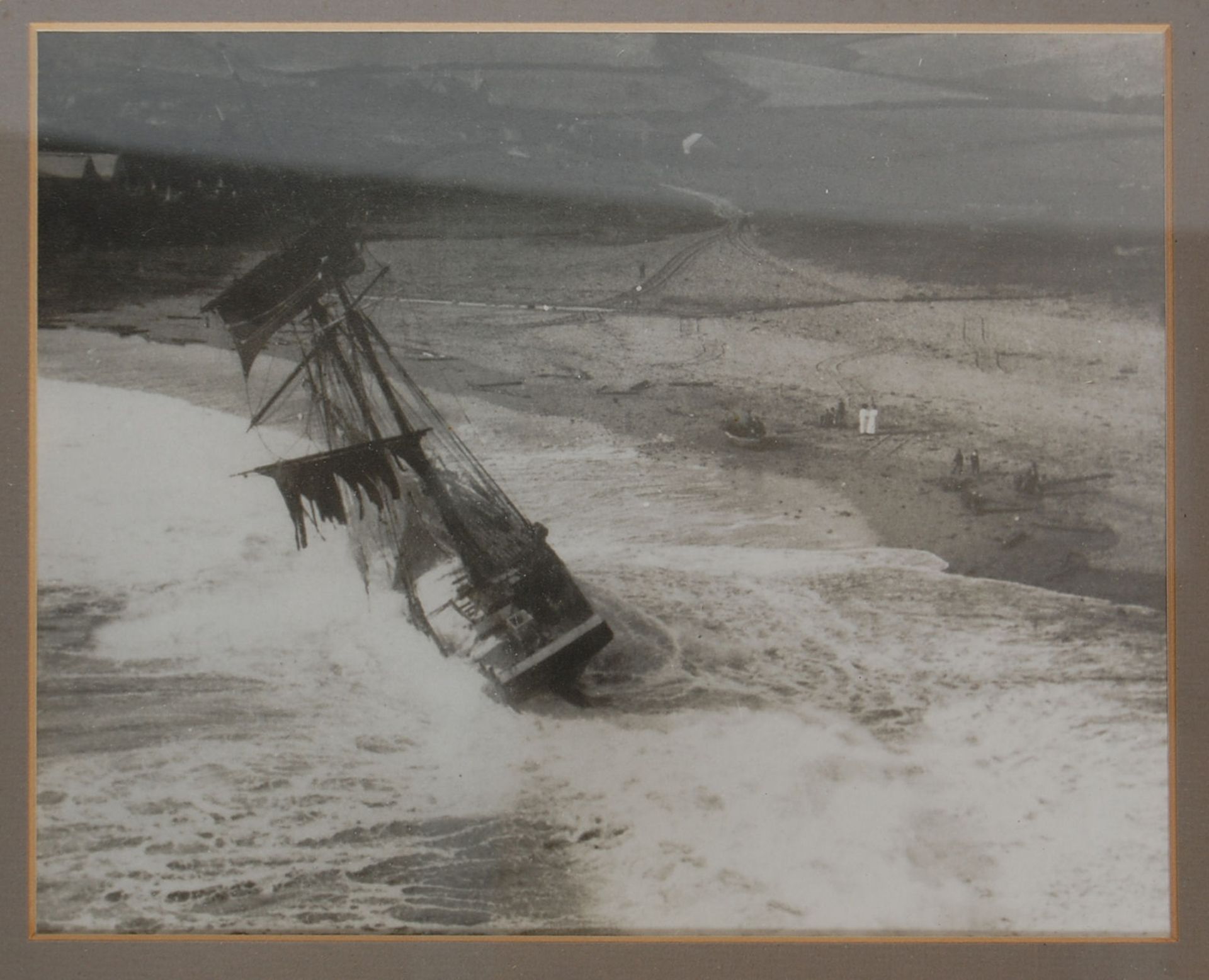 A group of five black and white photographs of shipwrecks dating from the early 20th Century to - Bild 5 aus 9