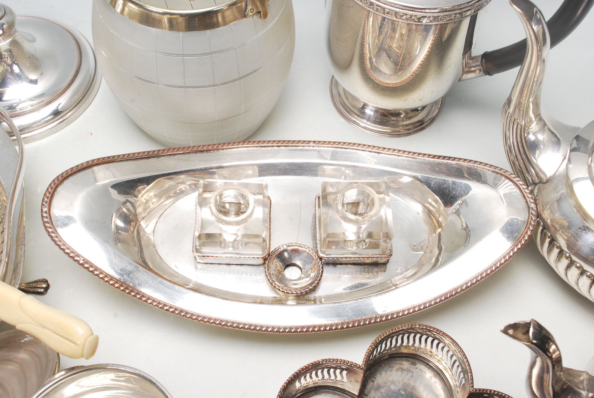 A good collection of 20th century antique silver plated items to include Sheffield plated inkstand - Bild 4 aus 8