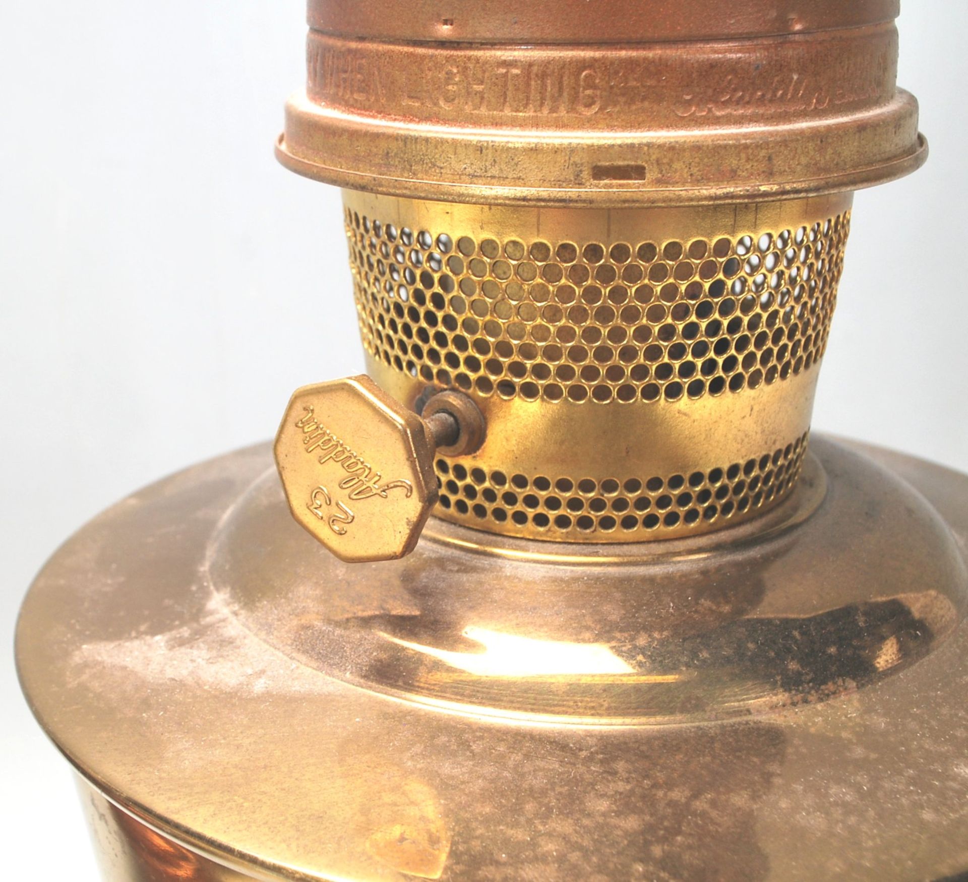 A pair of early 20th century brass oil lamps, one set on a circular base, both complete with glass - Bild 9 aus 9