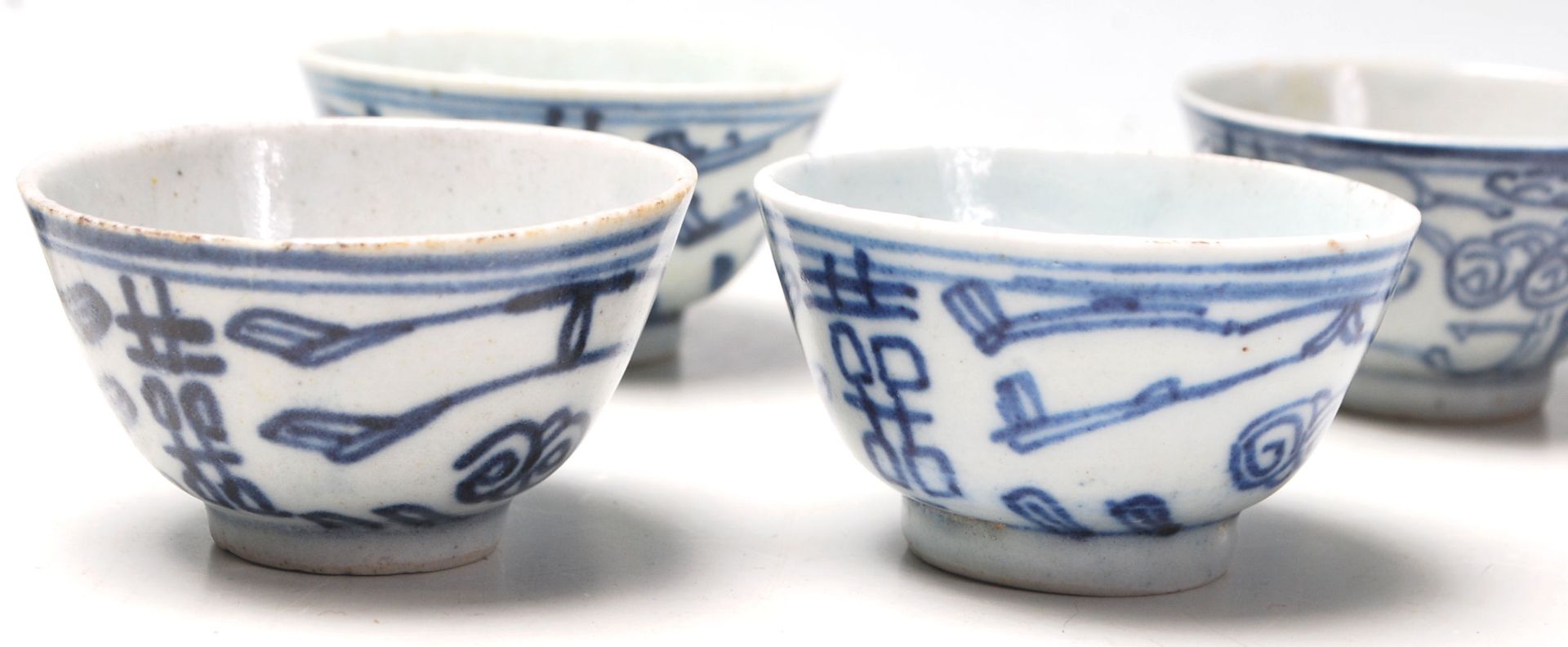 A set of six 19th and 20th century Chinese blue and white tea bowls having hand painted decoration - Bild 4 aus 6
