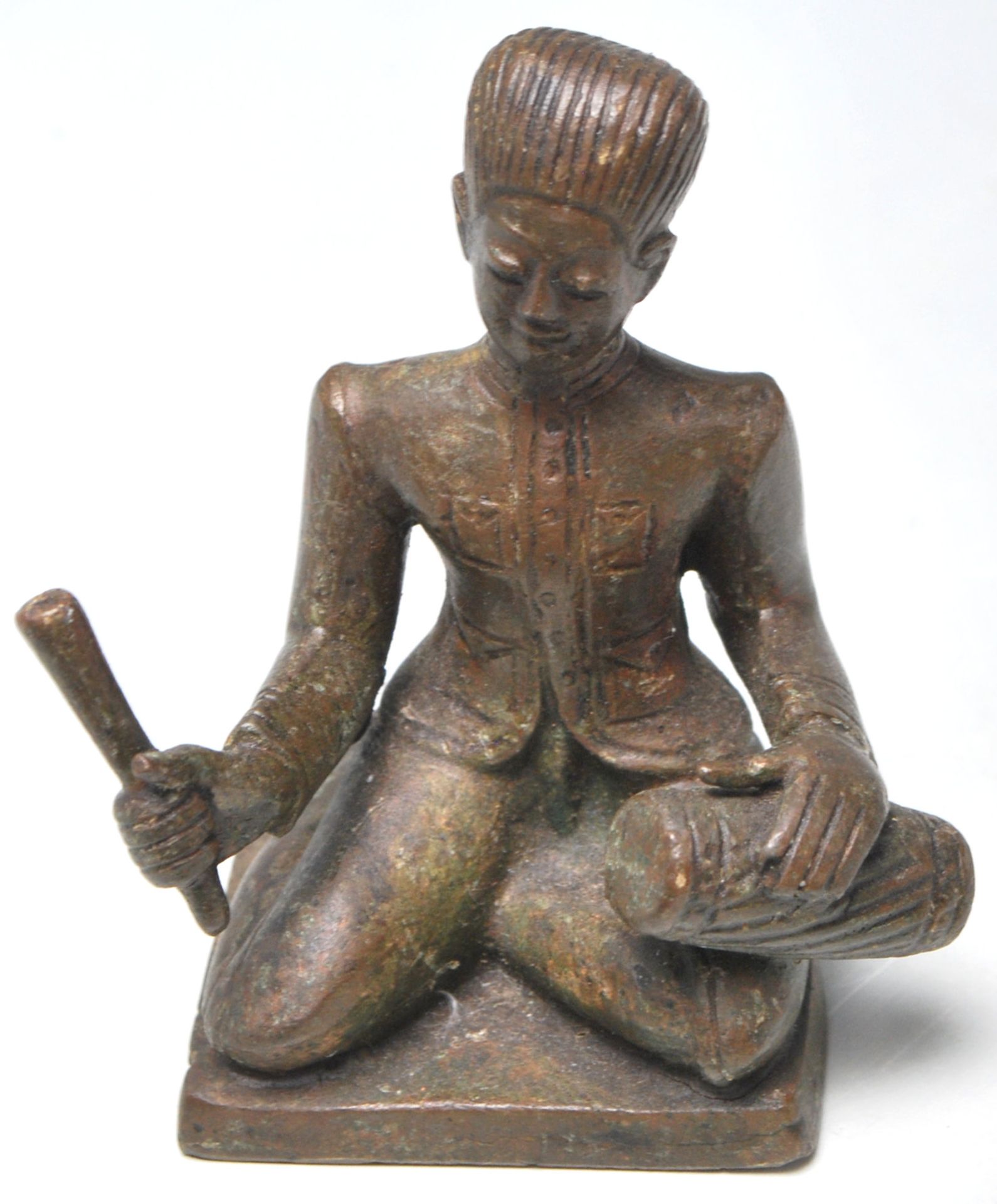 A set of five 19th century Indonesian / Javanese bronze Gamelan figurines featuring musicians - Bild 4 aus 6