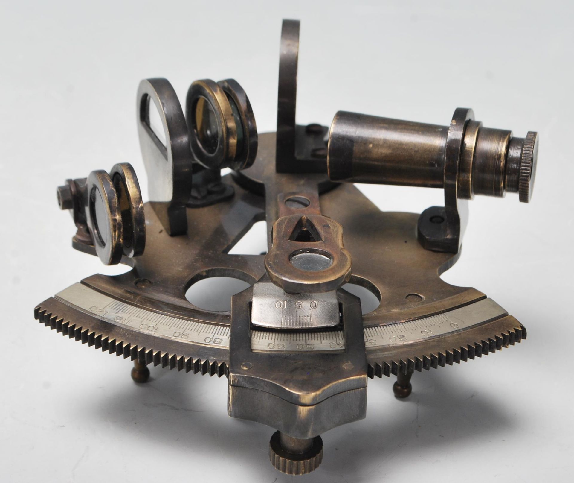 A 20th Century brass ships sextant having a wooden handle with a sighting telescope and horizon - Bild 2 aus 6
