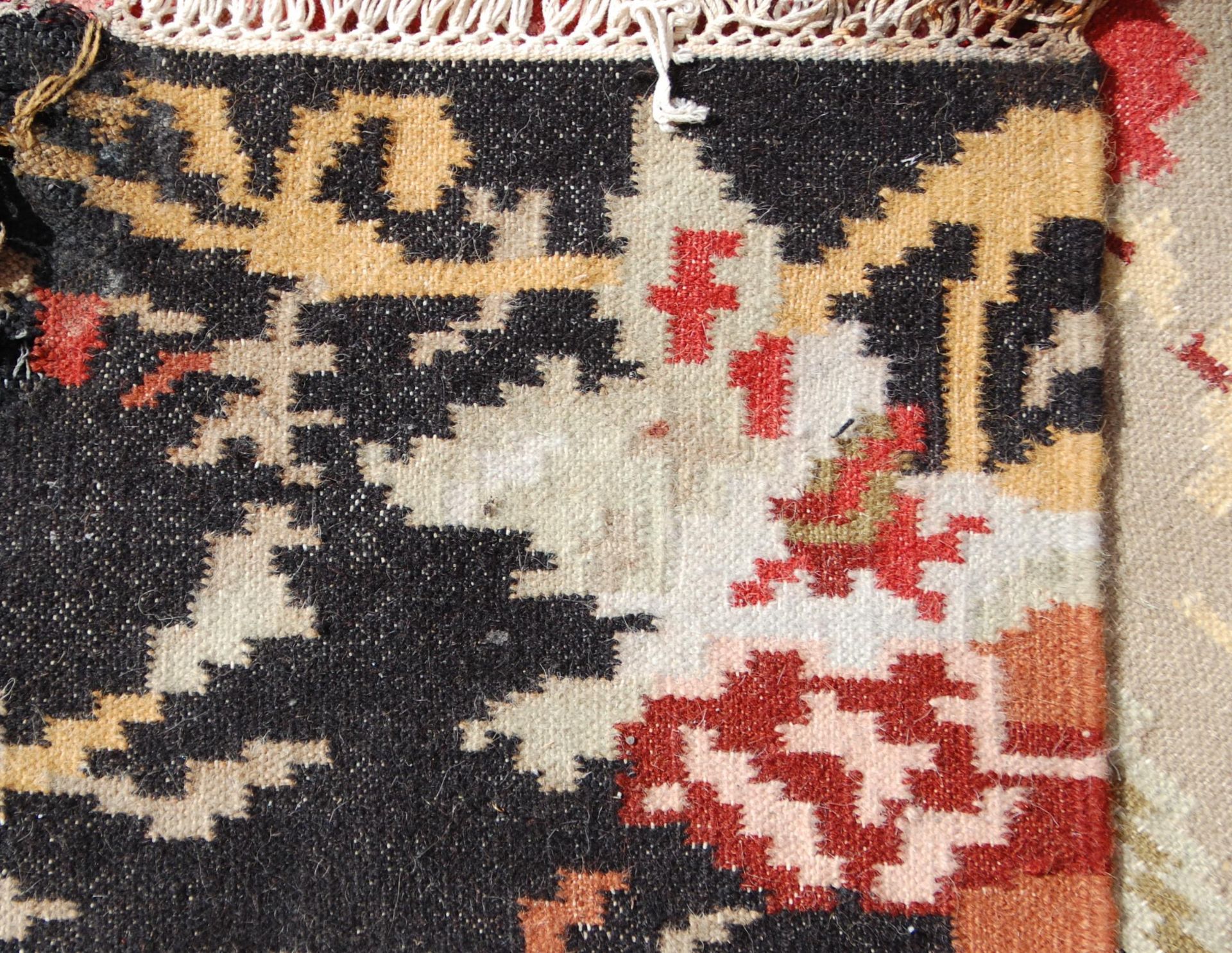 An early 20th Century Chinese floor rug having bla - Bild 7 aus 8